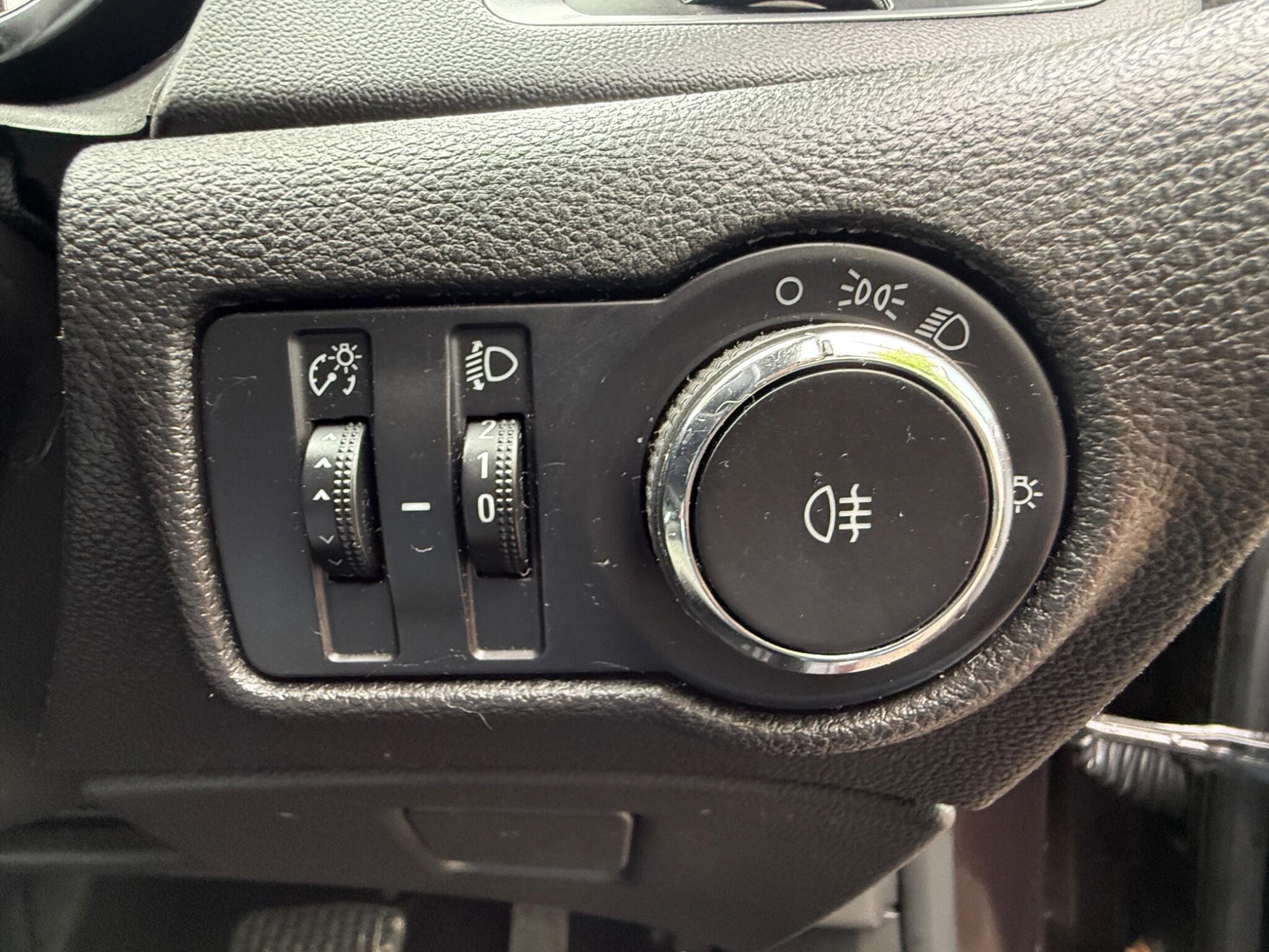 2014 Vauxhall Astra image 28