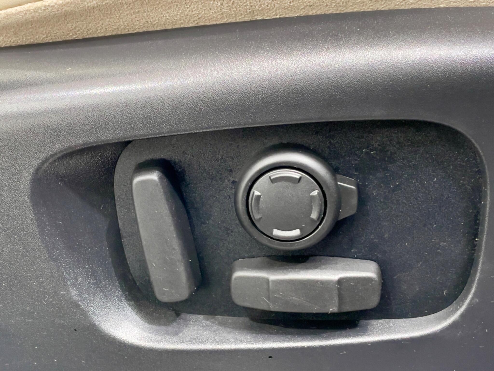 Land Rover Discovery Sport view 40