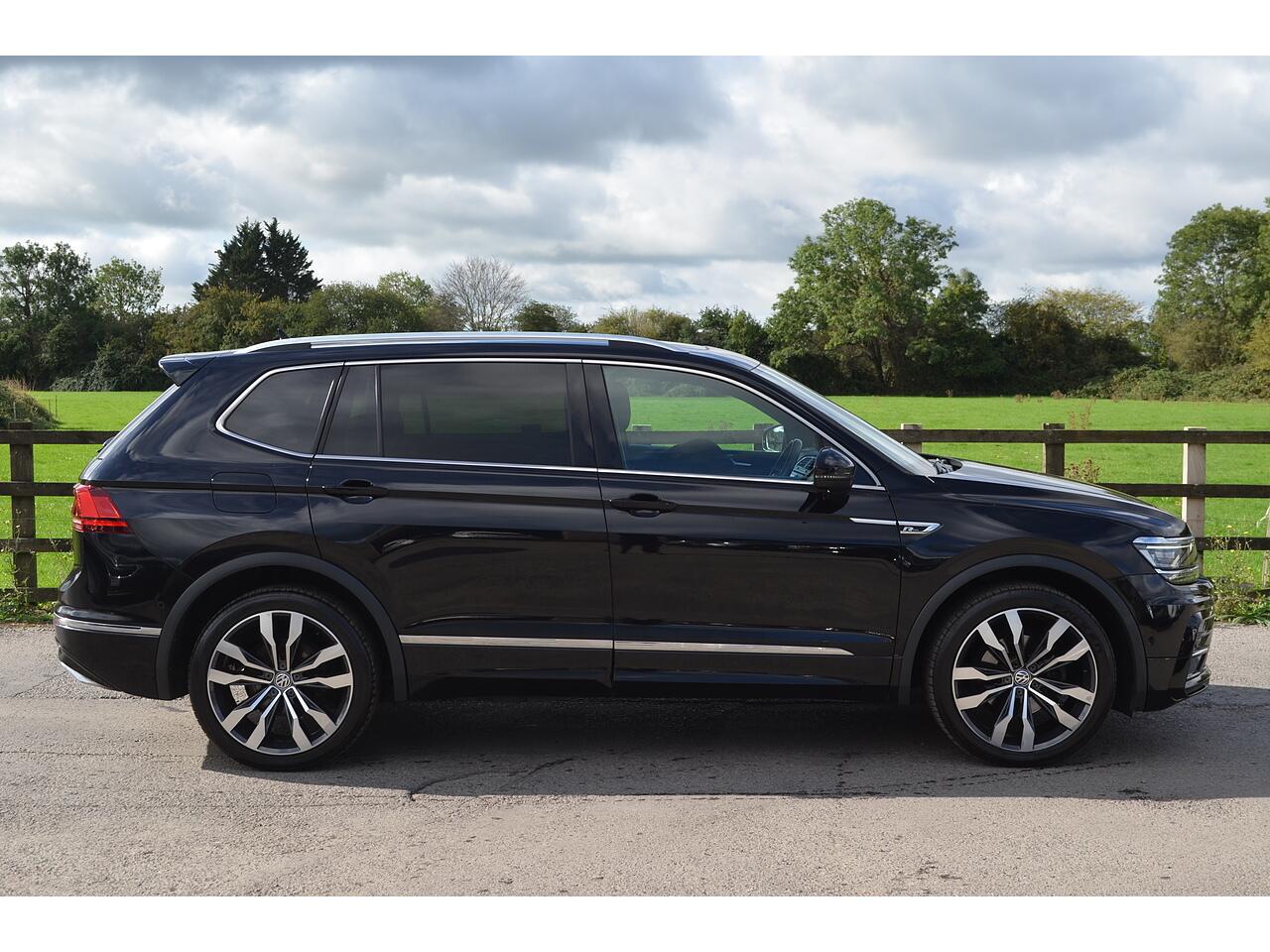 Volkswagen Tiguan Allspace view 10