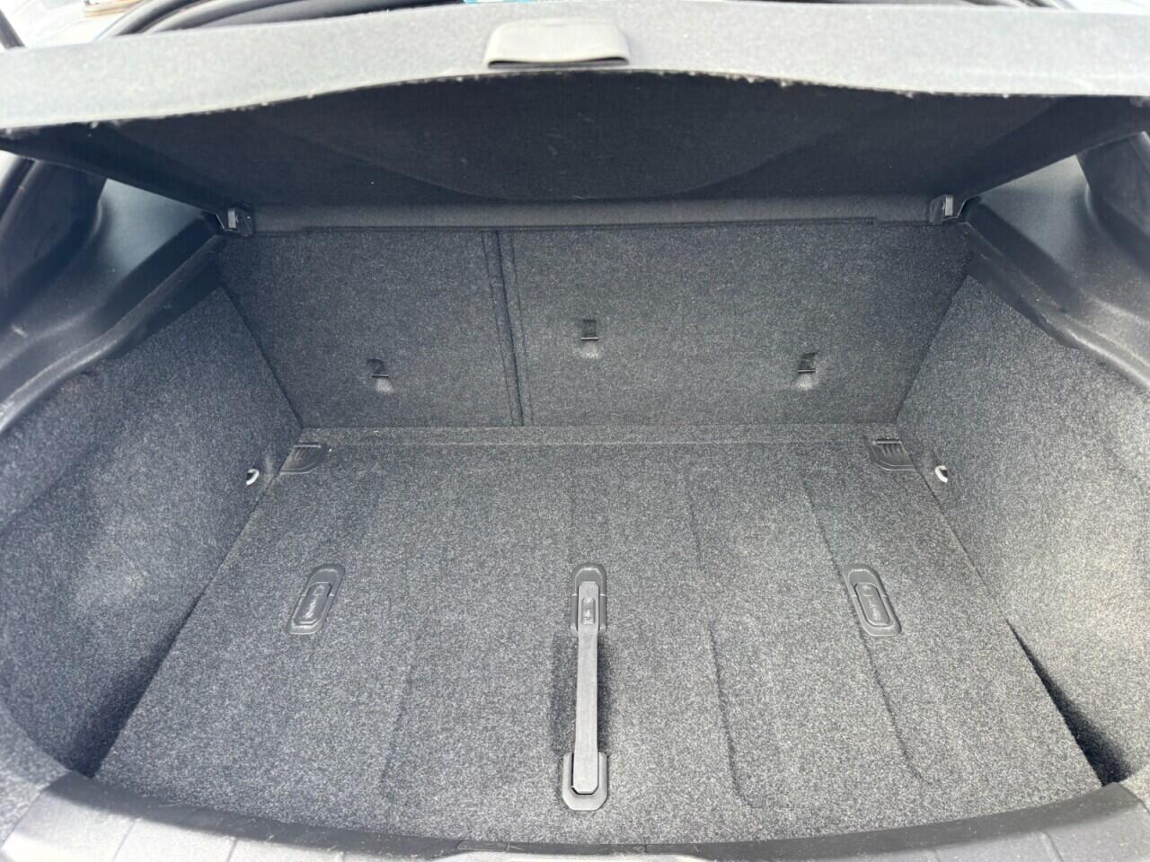 Volvo V40 view 16