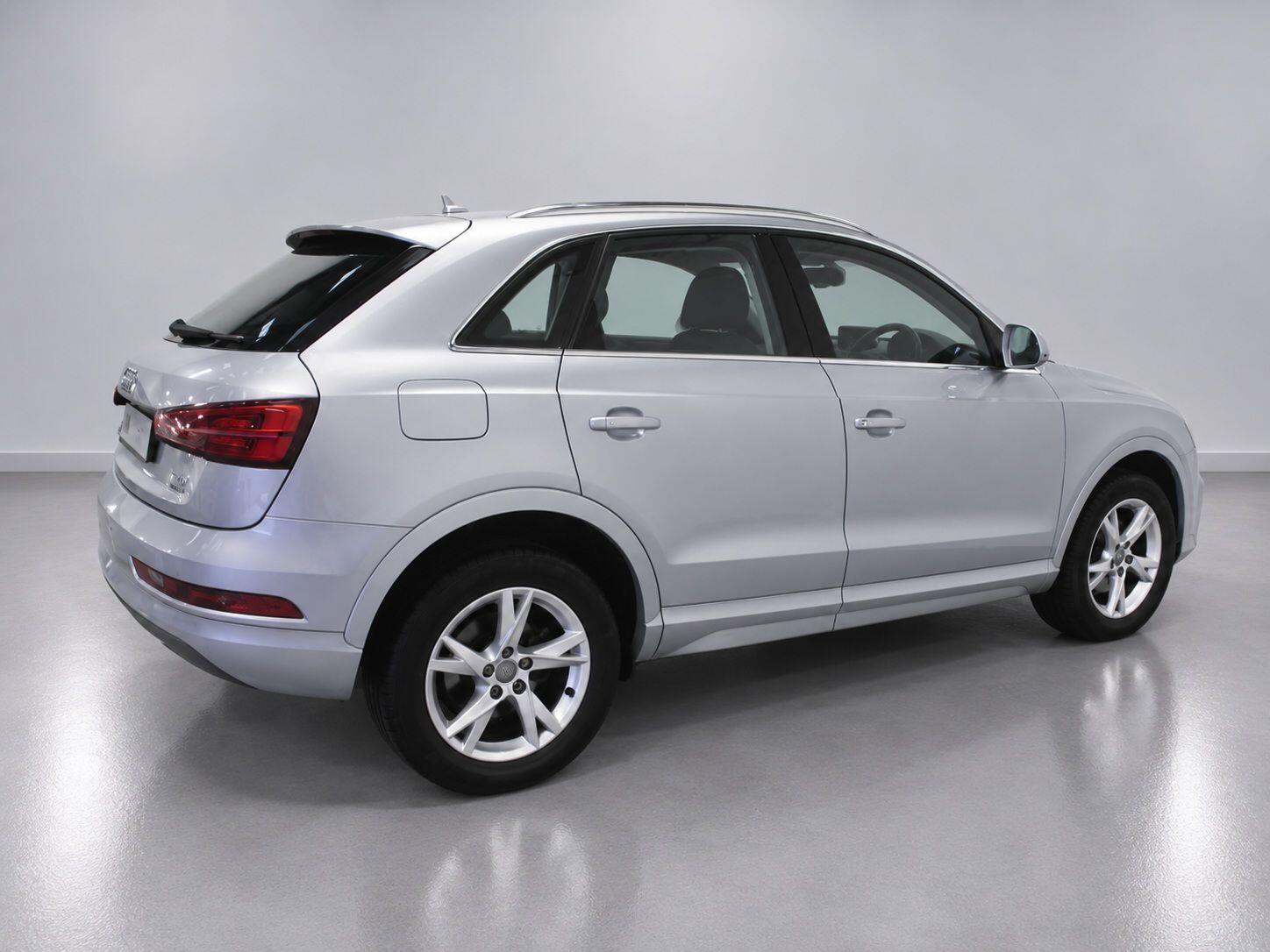 Audi Q3 view 11
