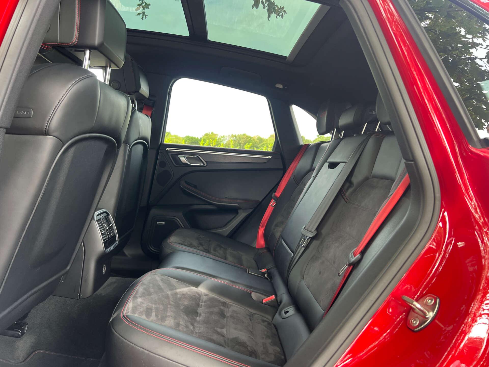 Porsche Macan view 25