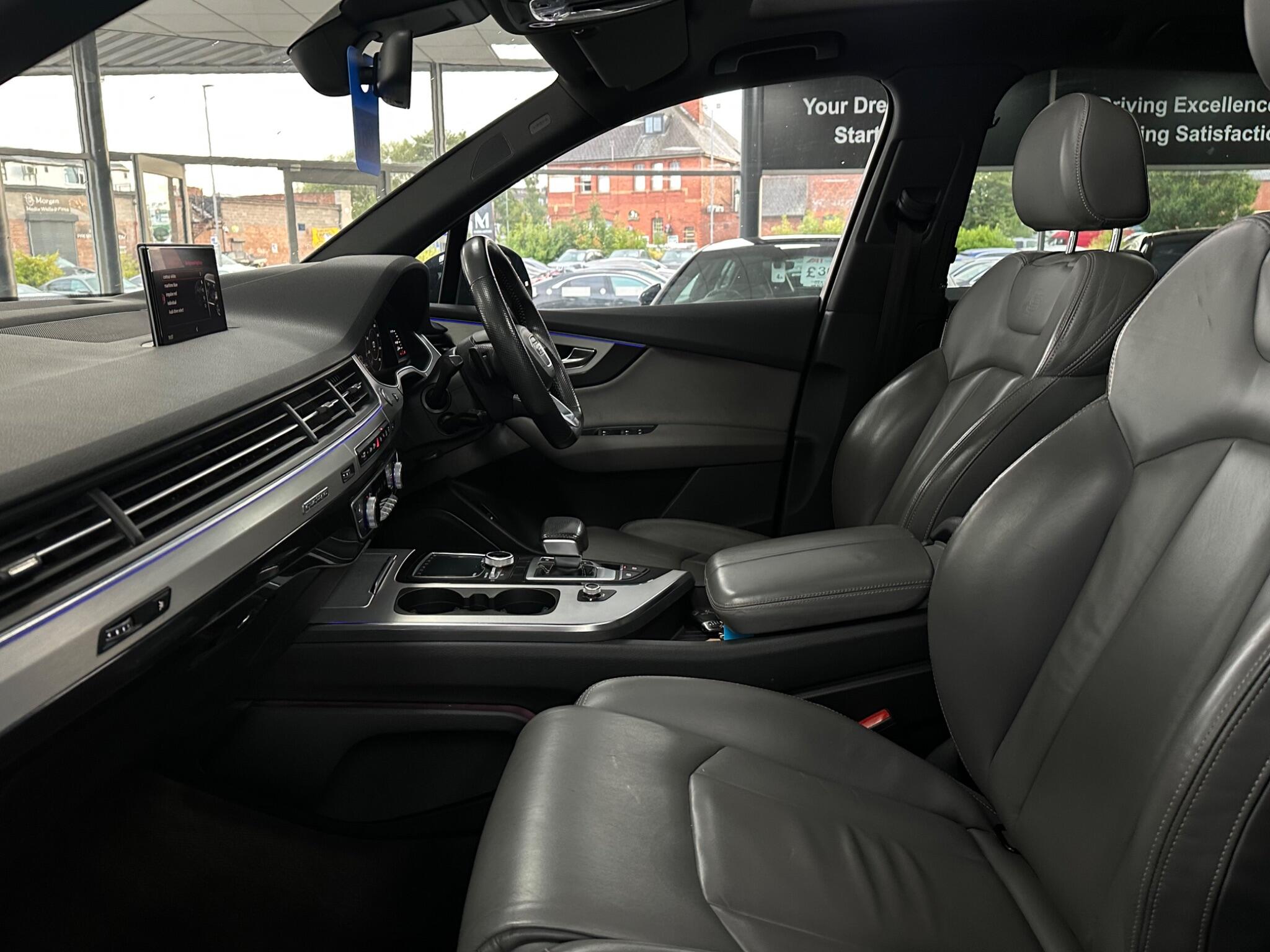 Audi Q7 view 42