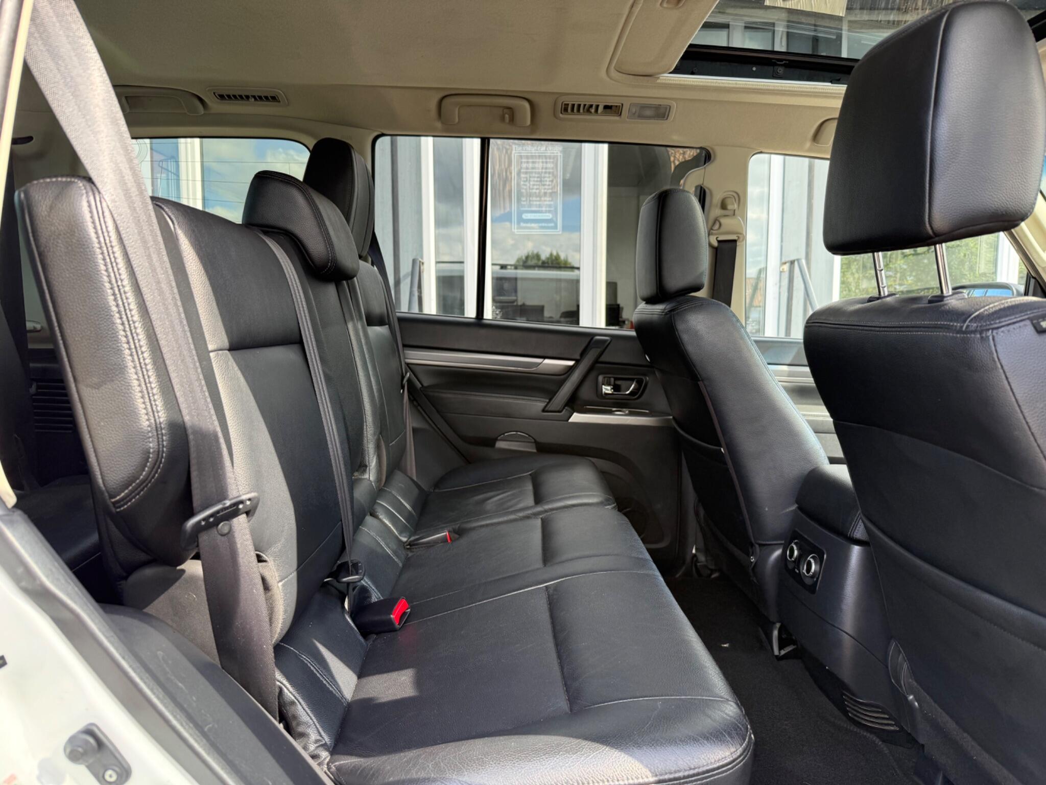Mitsubishi Shogun view 11