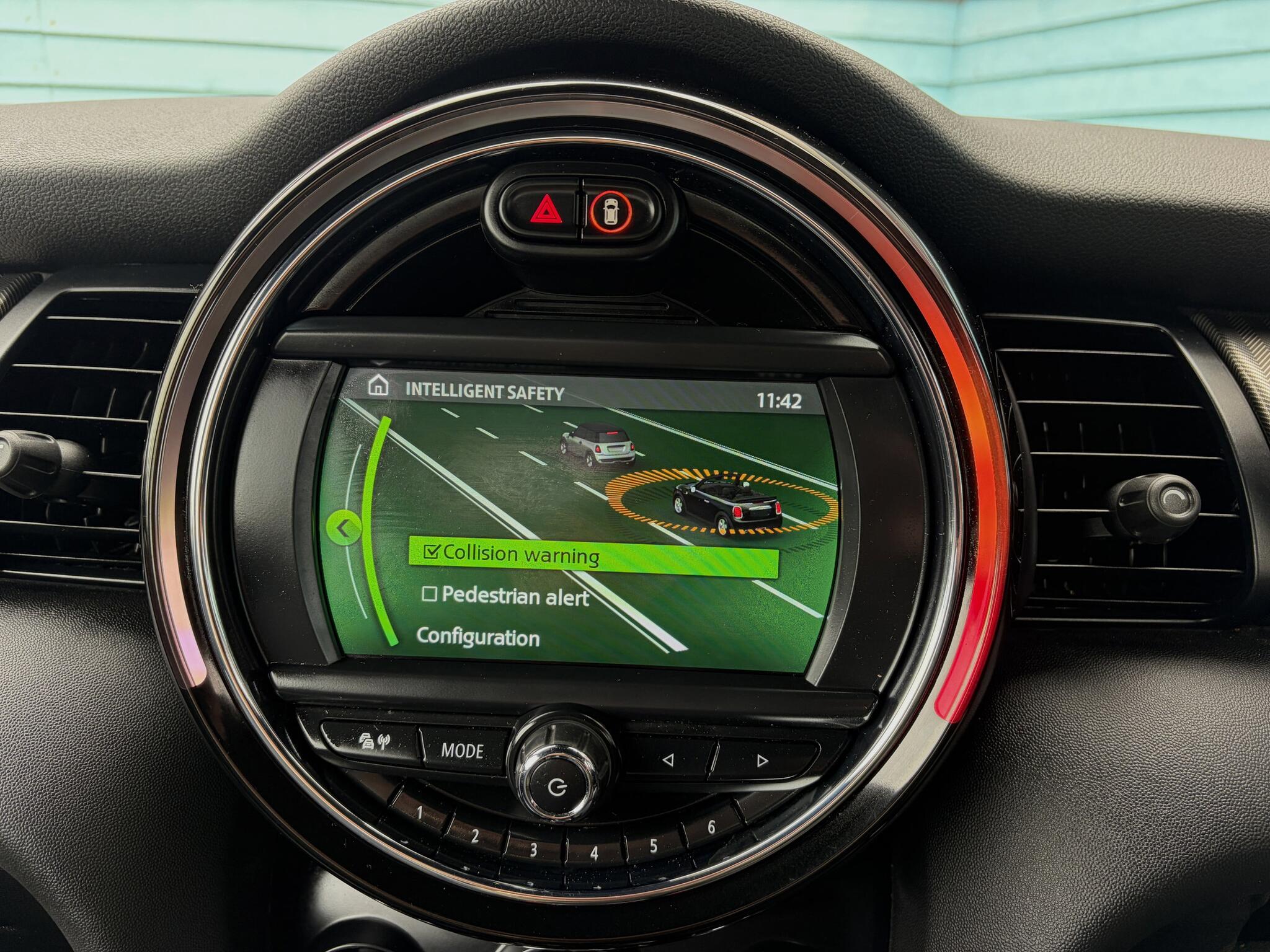 Mini Convertible view 32
