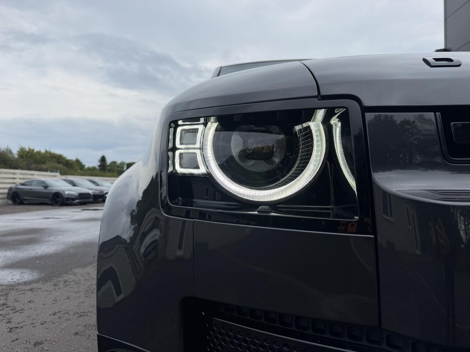 Land Rover Defender 110 view 31