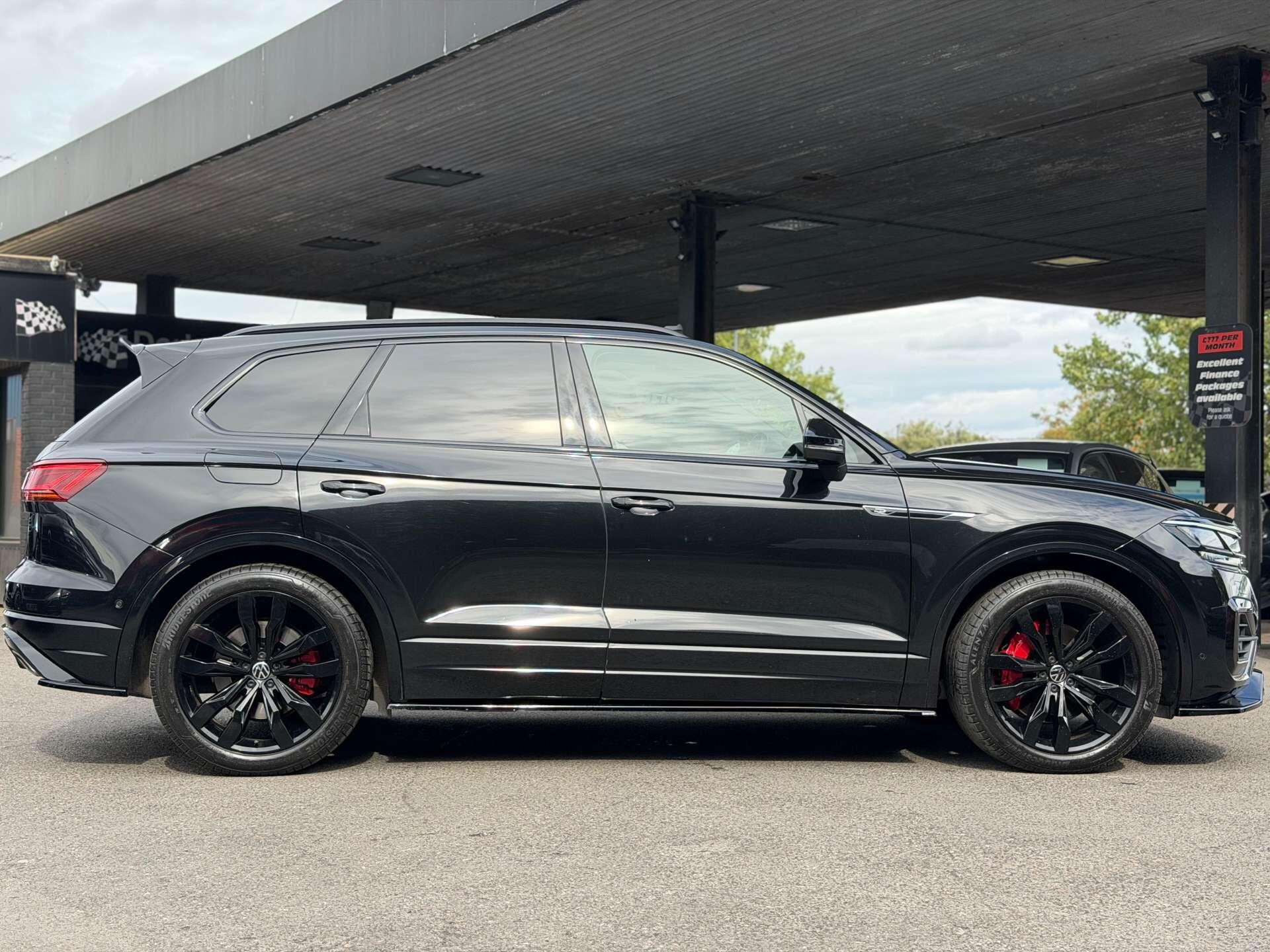 Volkswagen Touareg view 9