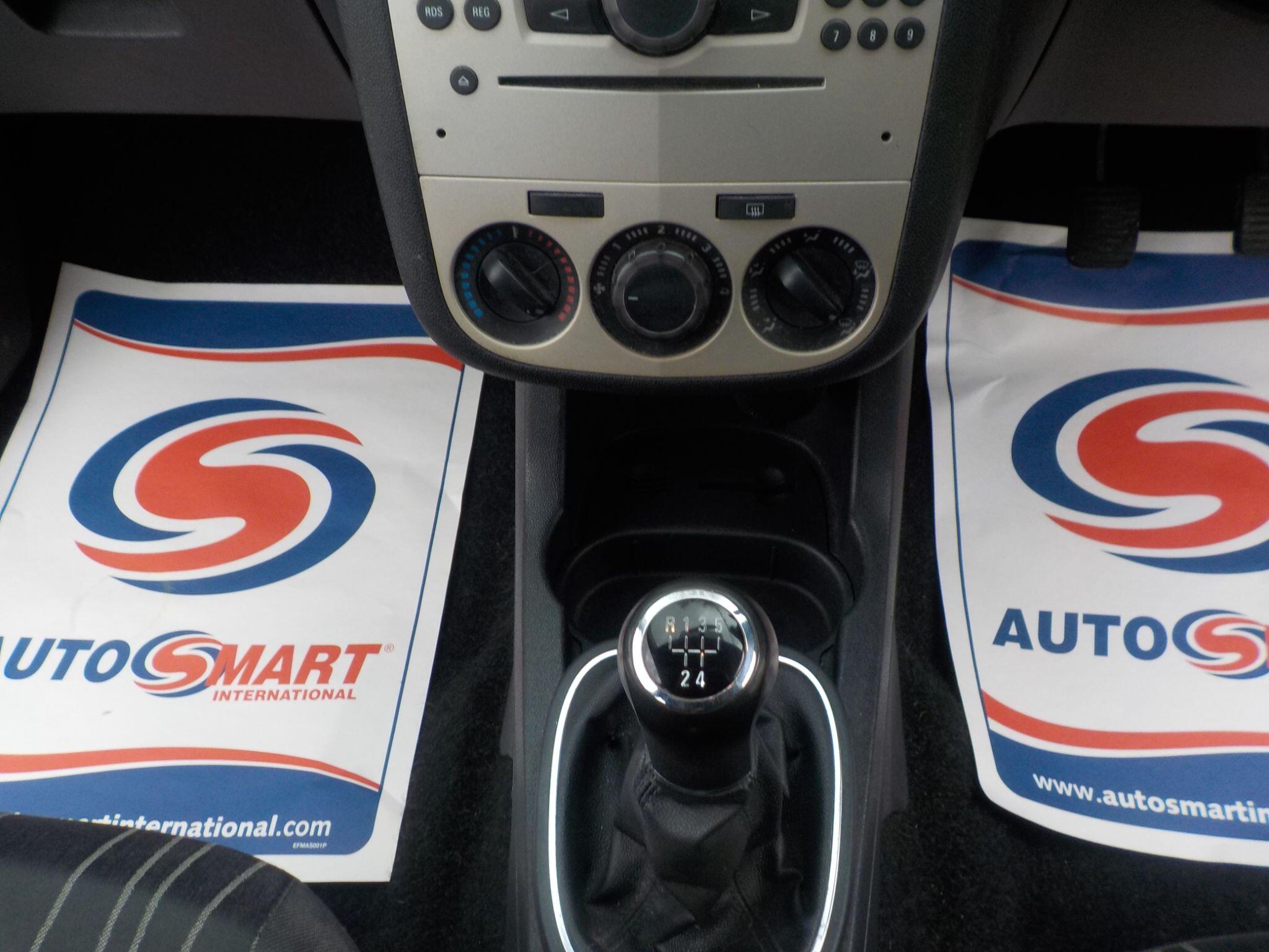 Vauxhall Corsa 1.4i 16v Club 5dr