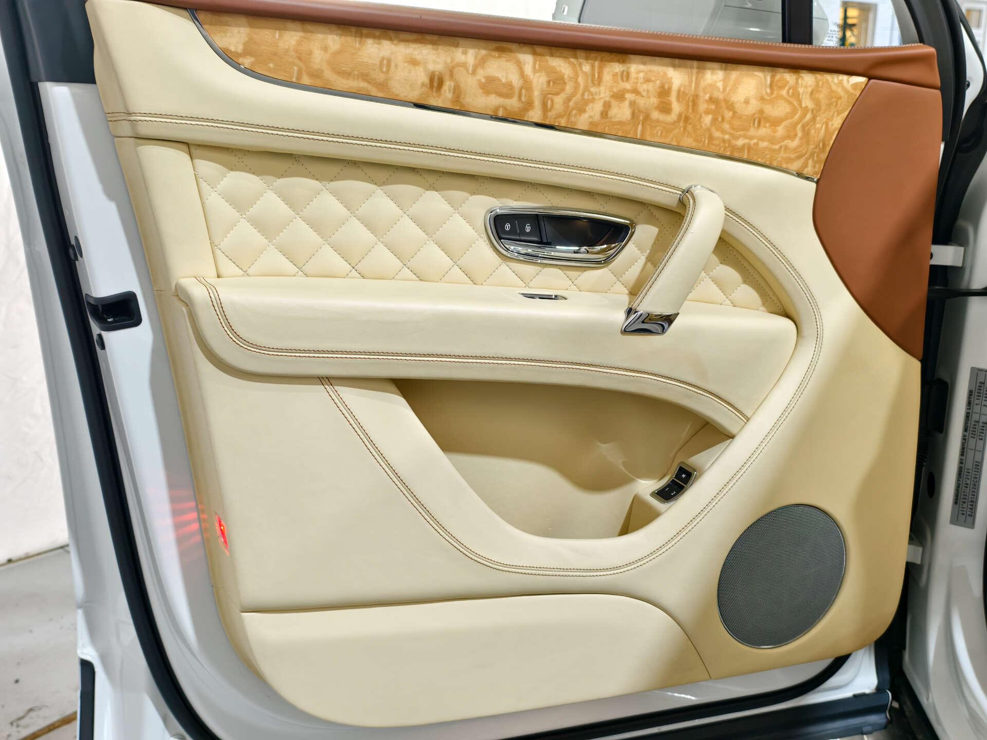 Bentley Bentayga view 38