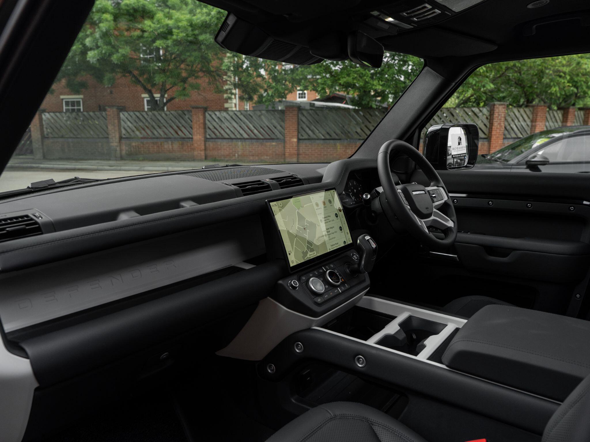 Land Rover Defender 110 view 33