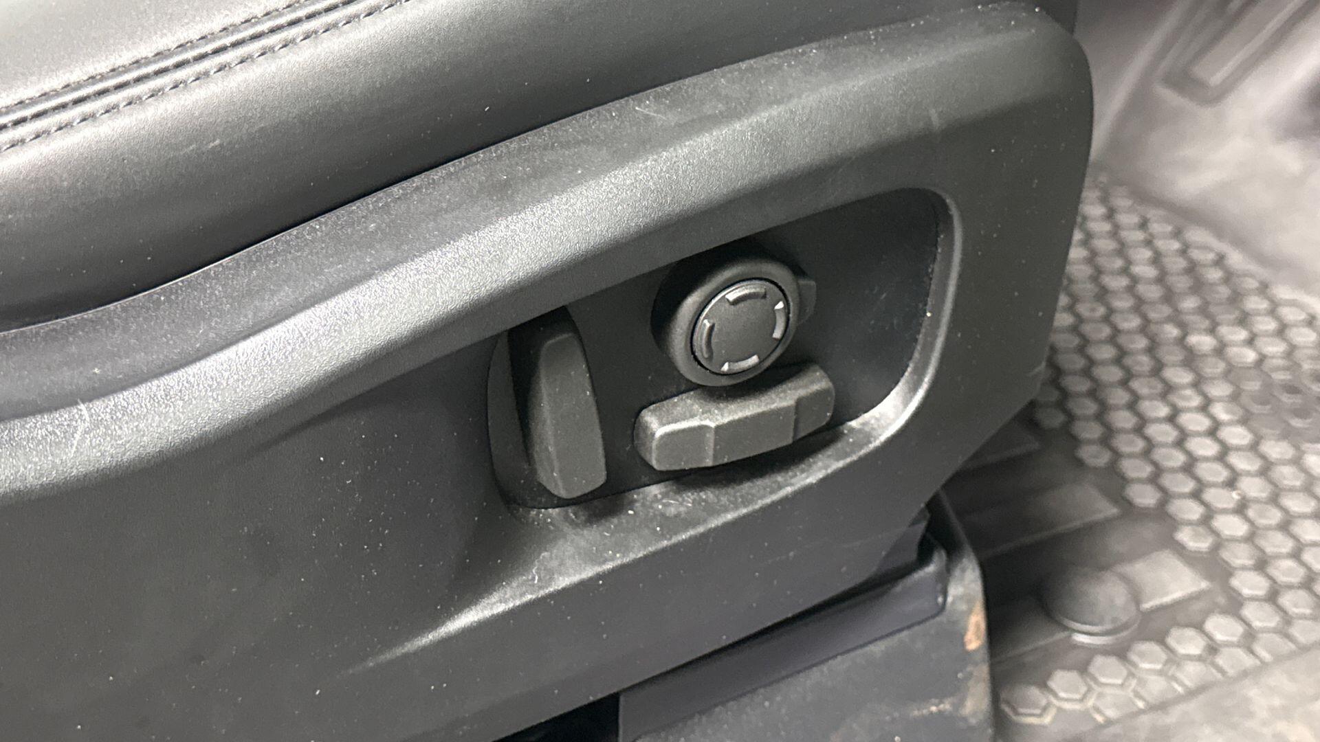 Land Rover Defender view 28