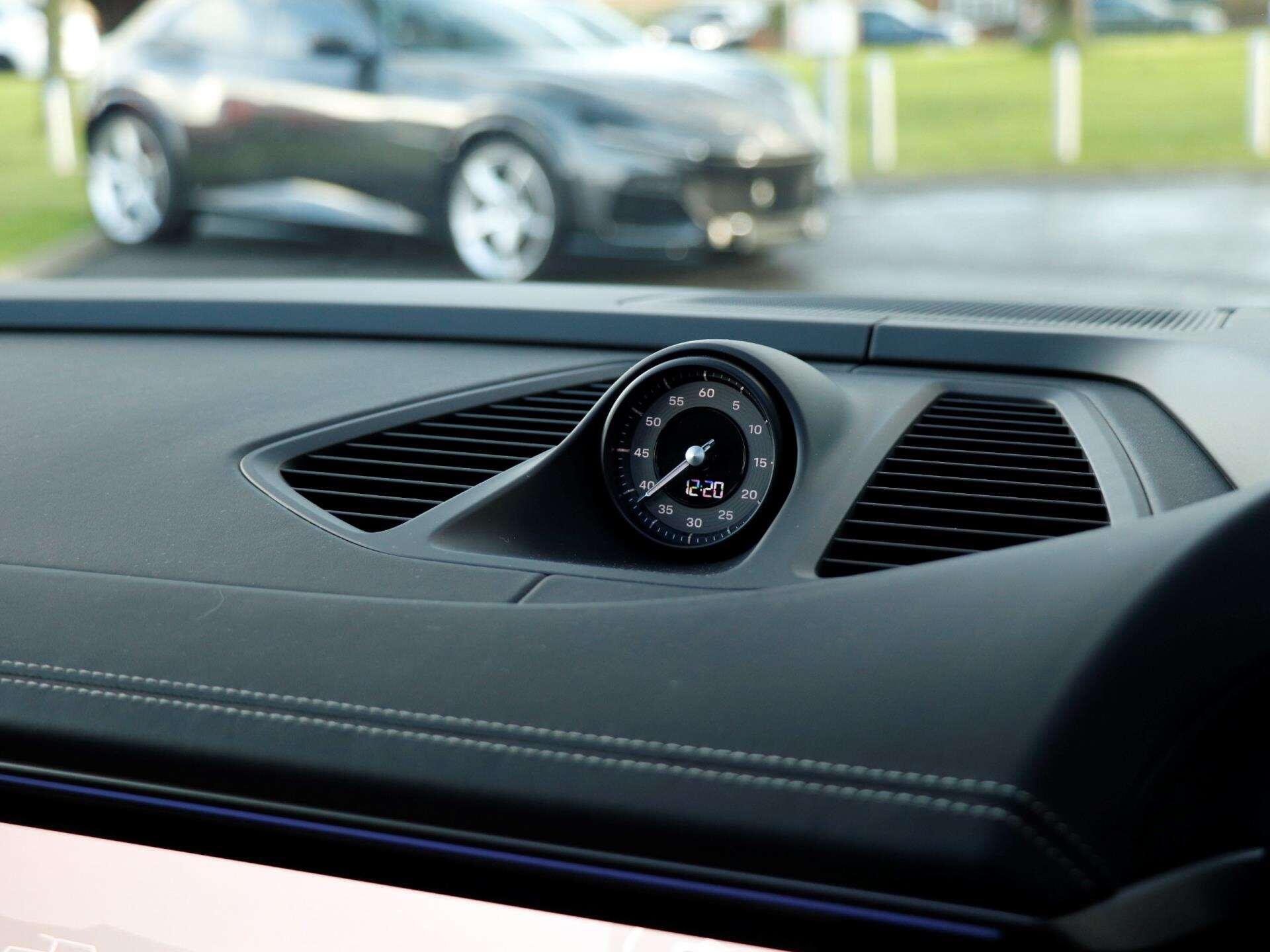 Porsche Macan view 14