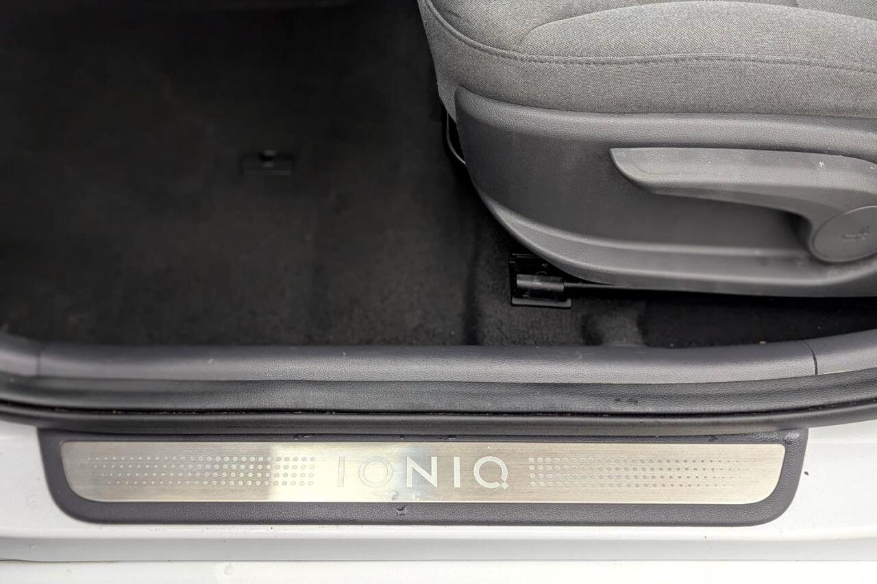 Hyundai Ioniq view 29