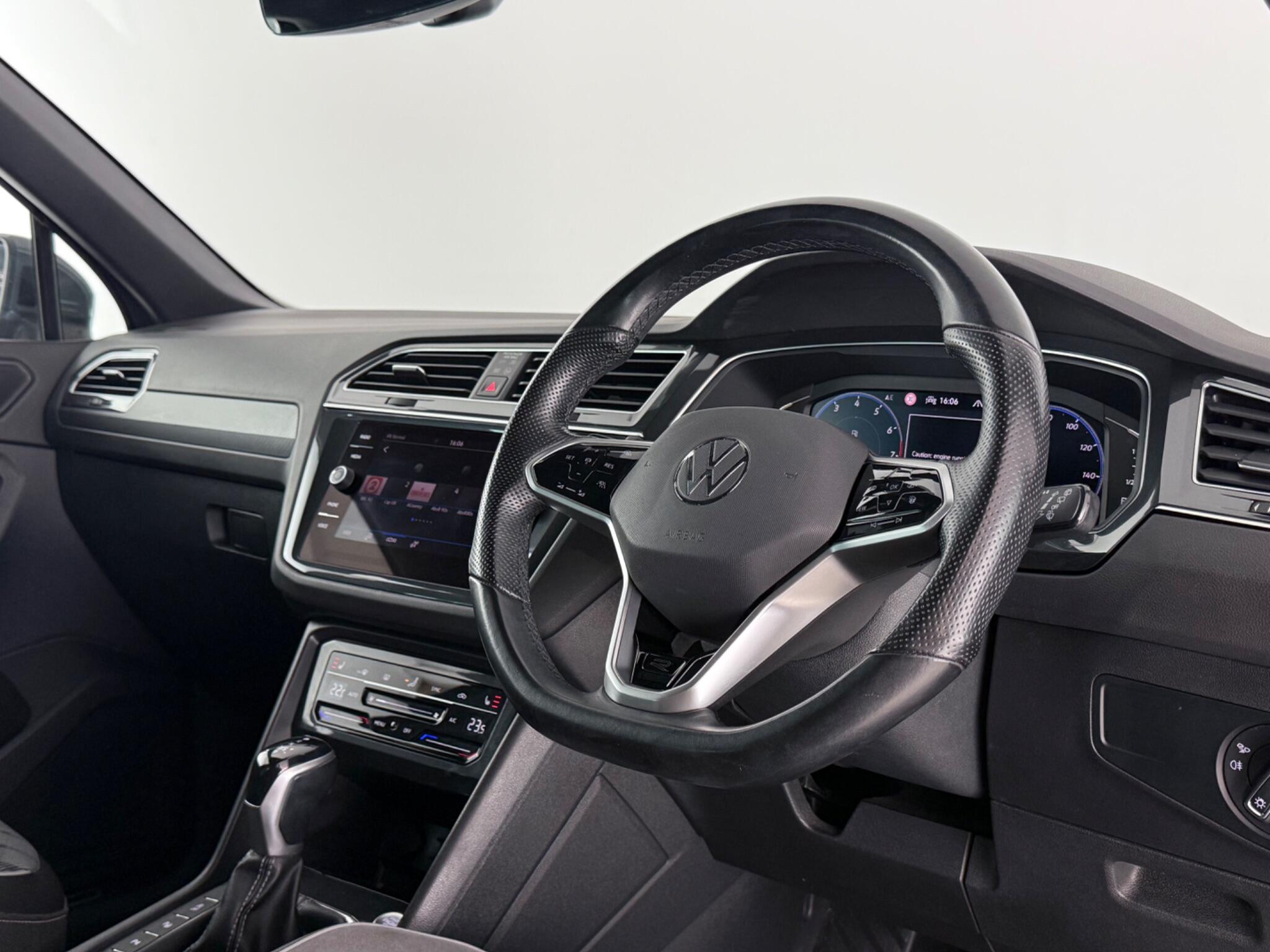 Volkswagen Tiguan view 3