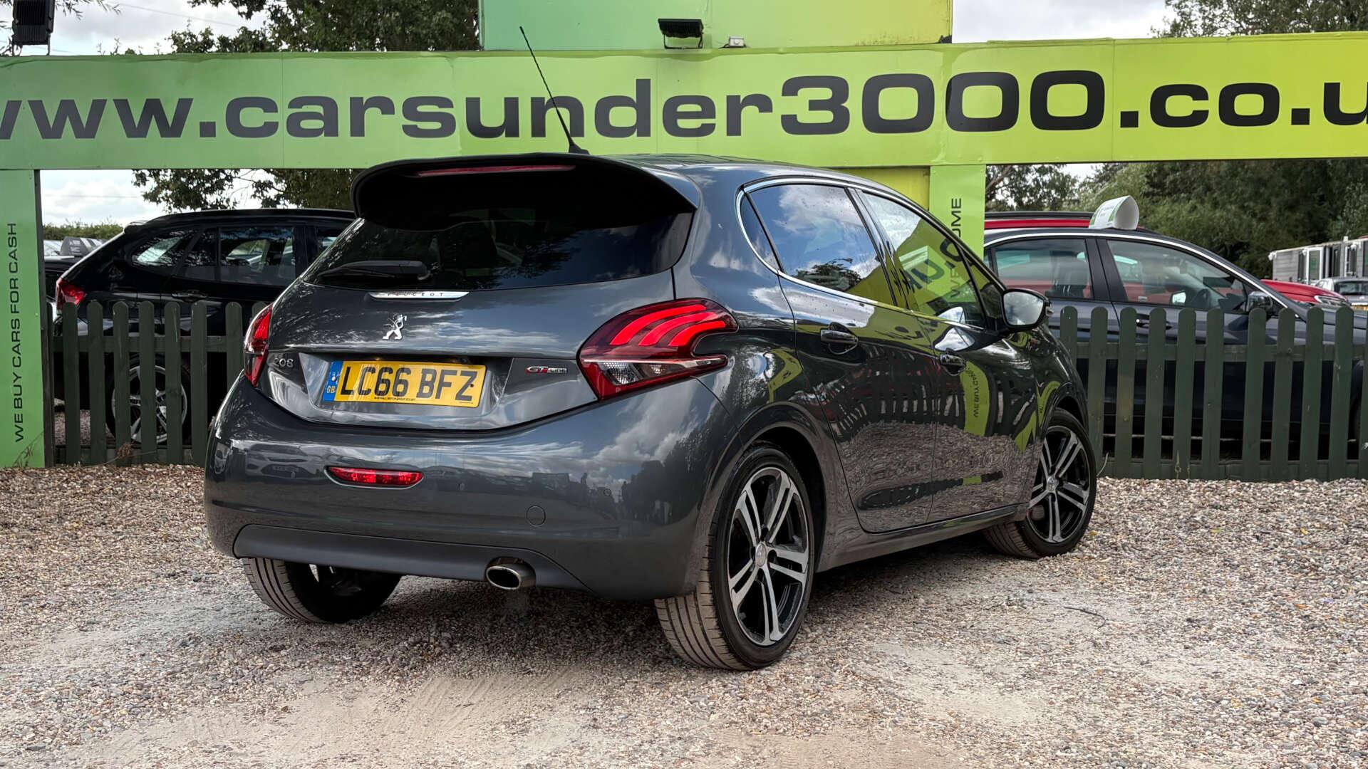 Peugeot 208 view 4