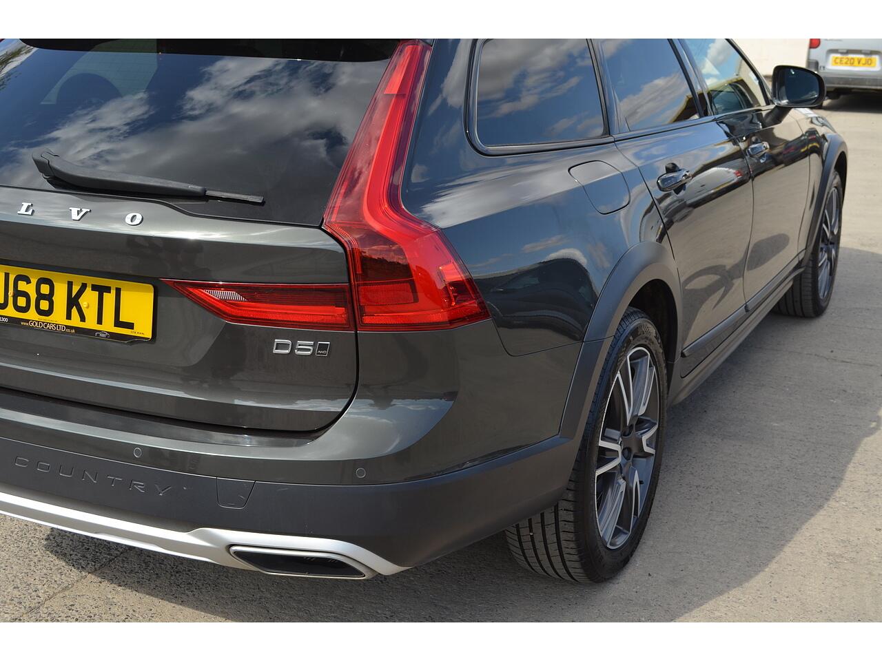 Volvo V90 Cross Country view 49