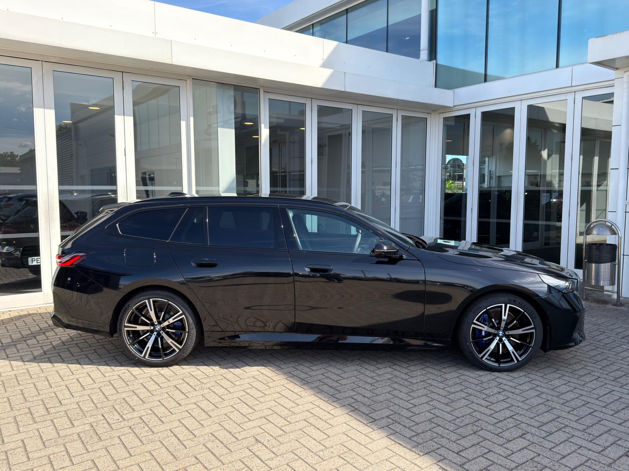 BMW 5 Series view 6