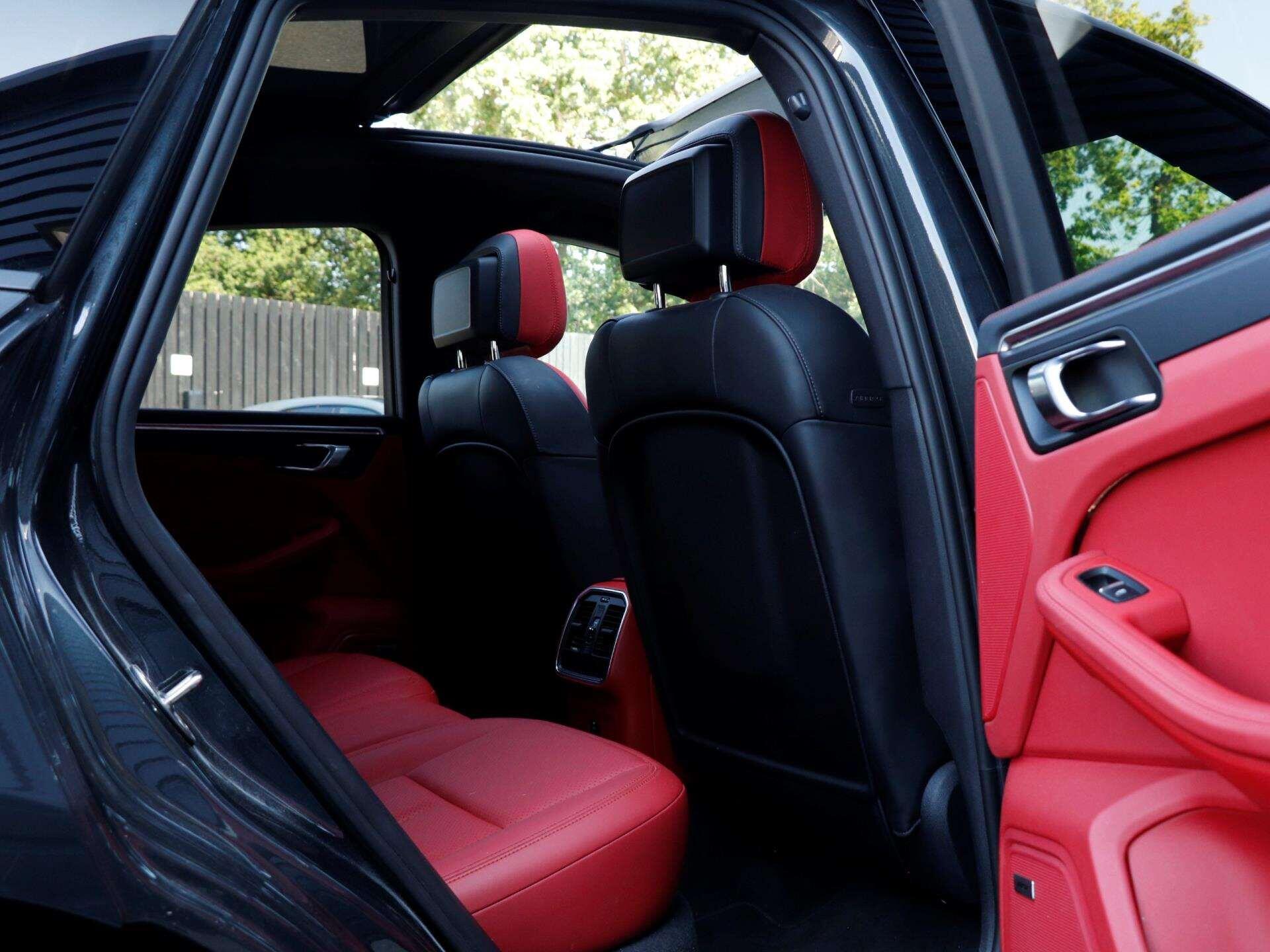 Porsche Macan view 25