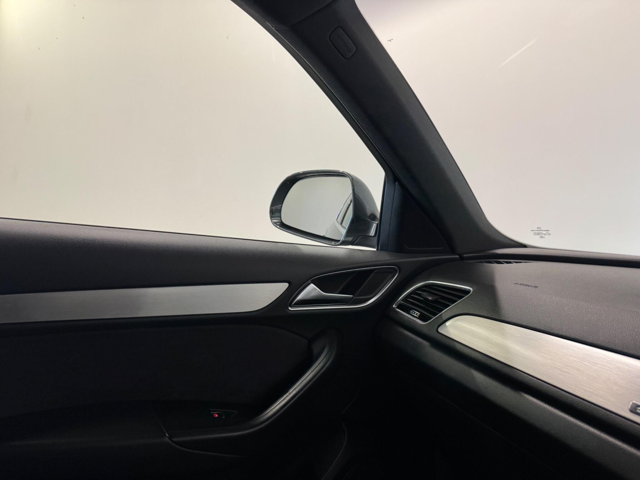 Audi Q3 view 24