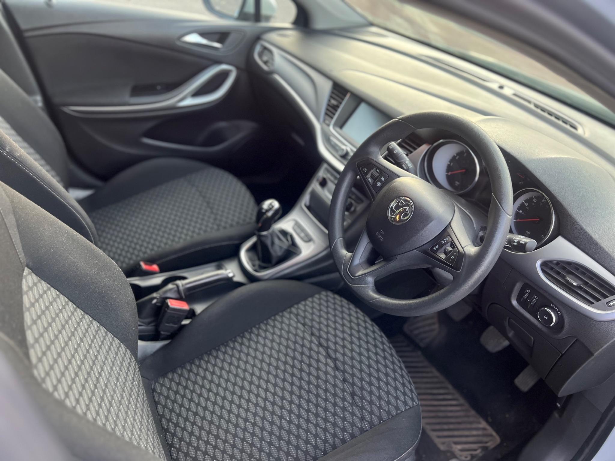 2017 Vauxhall Astra 1.4i Design Euro 6 5dr • 48,900 miles image 13