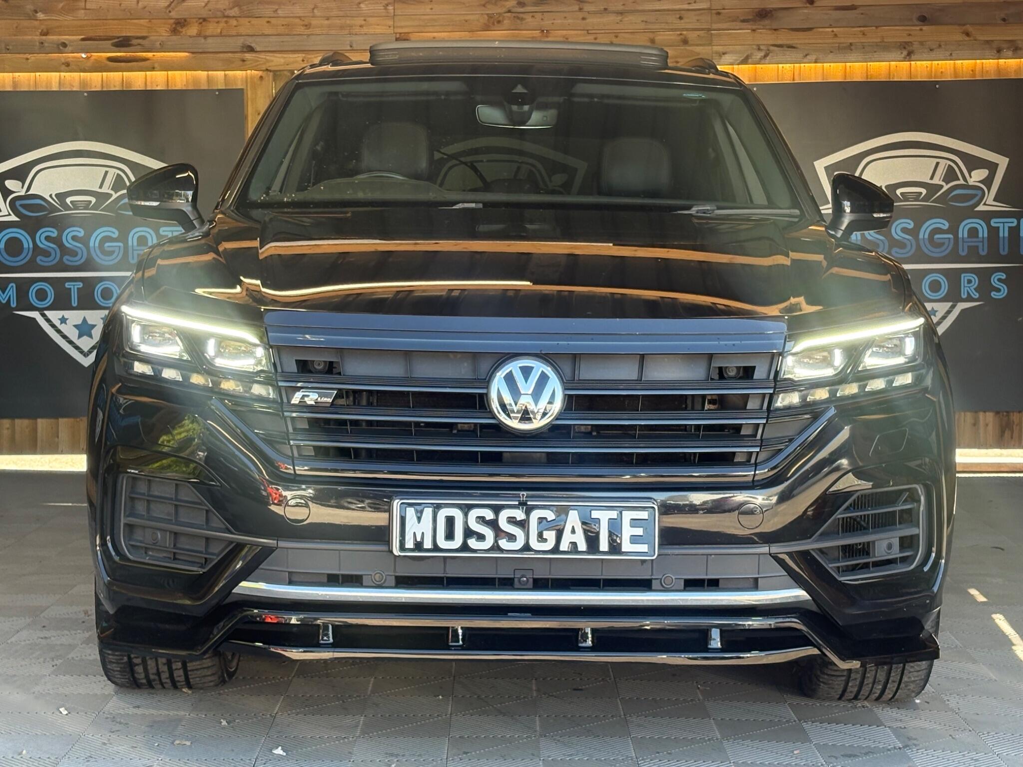 Volkswagen Touareg view 4