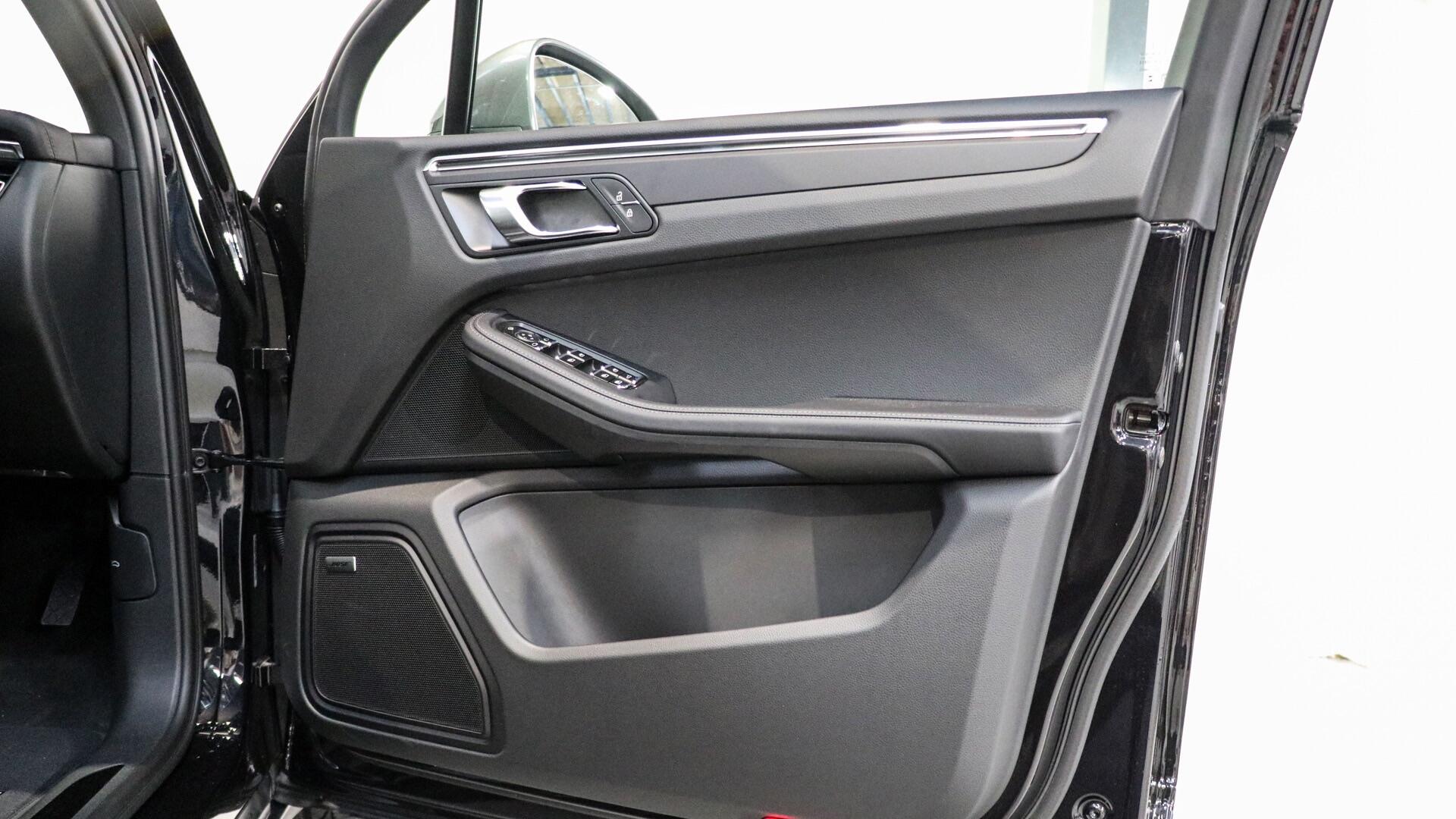 Porsche Macan view 18