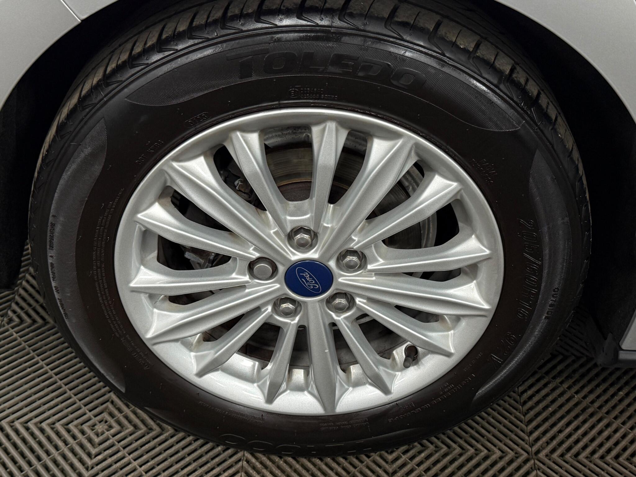 Ford Focus view 32