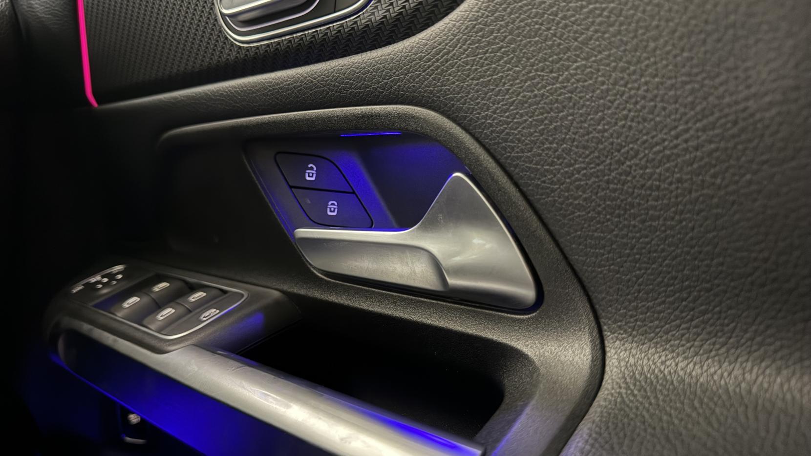 Mercedes-Benz GLB view 33