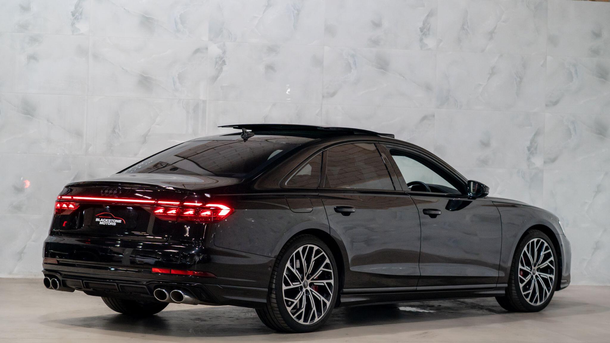 Audi S8 view 7