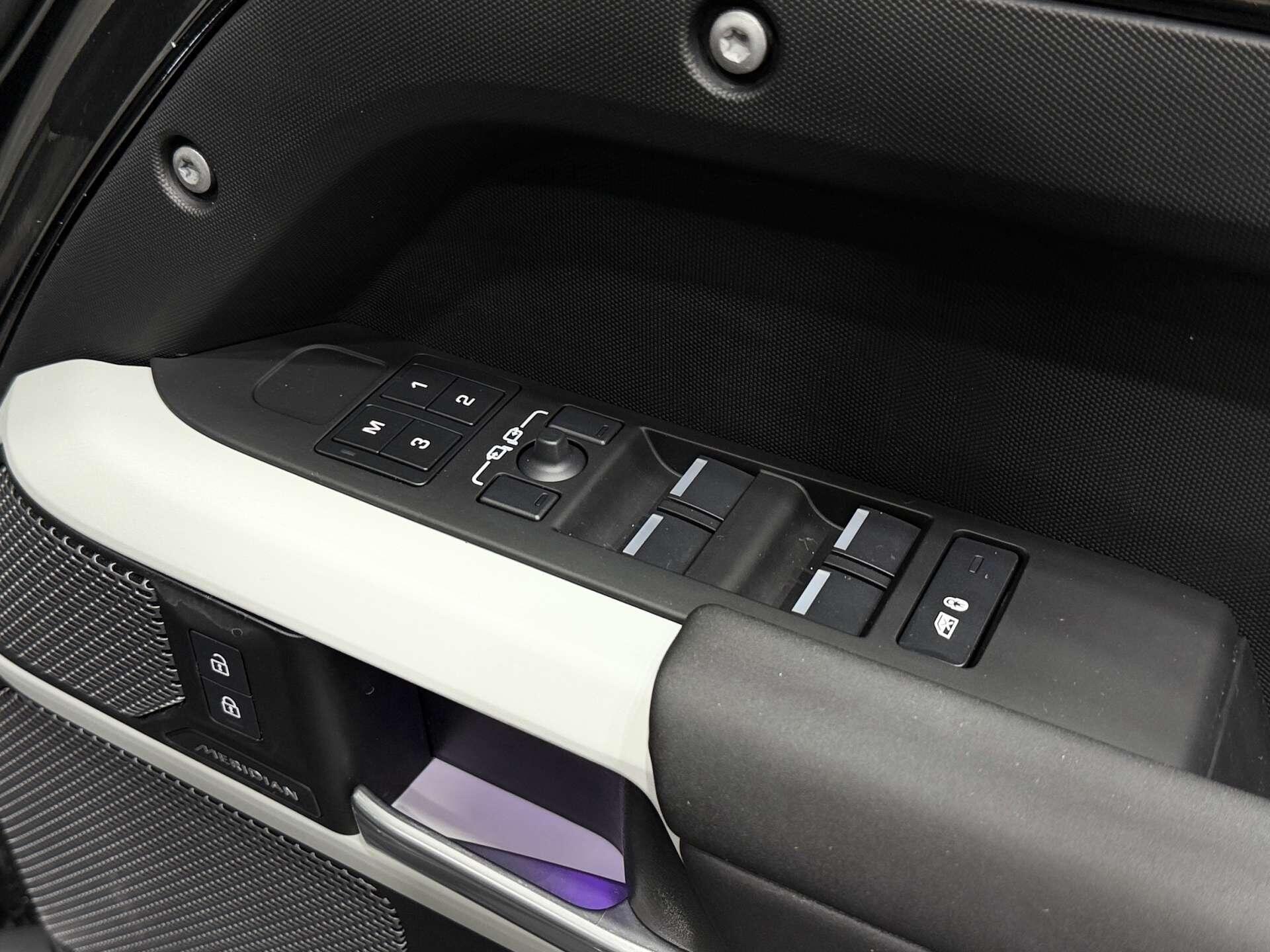 Land Rover Defender view 32