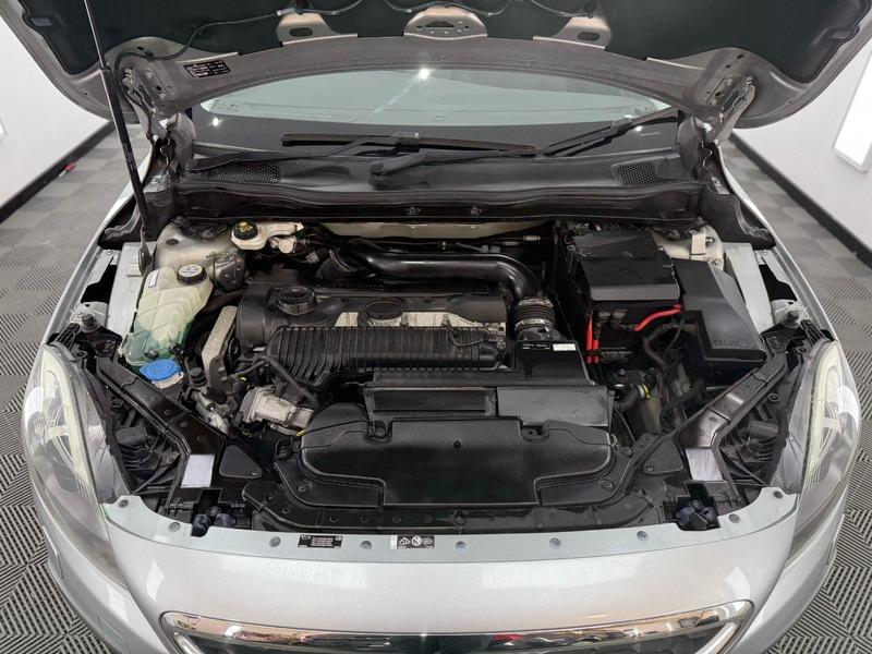 2013 Volvo V40 Cross Country image 14