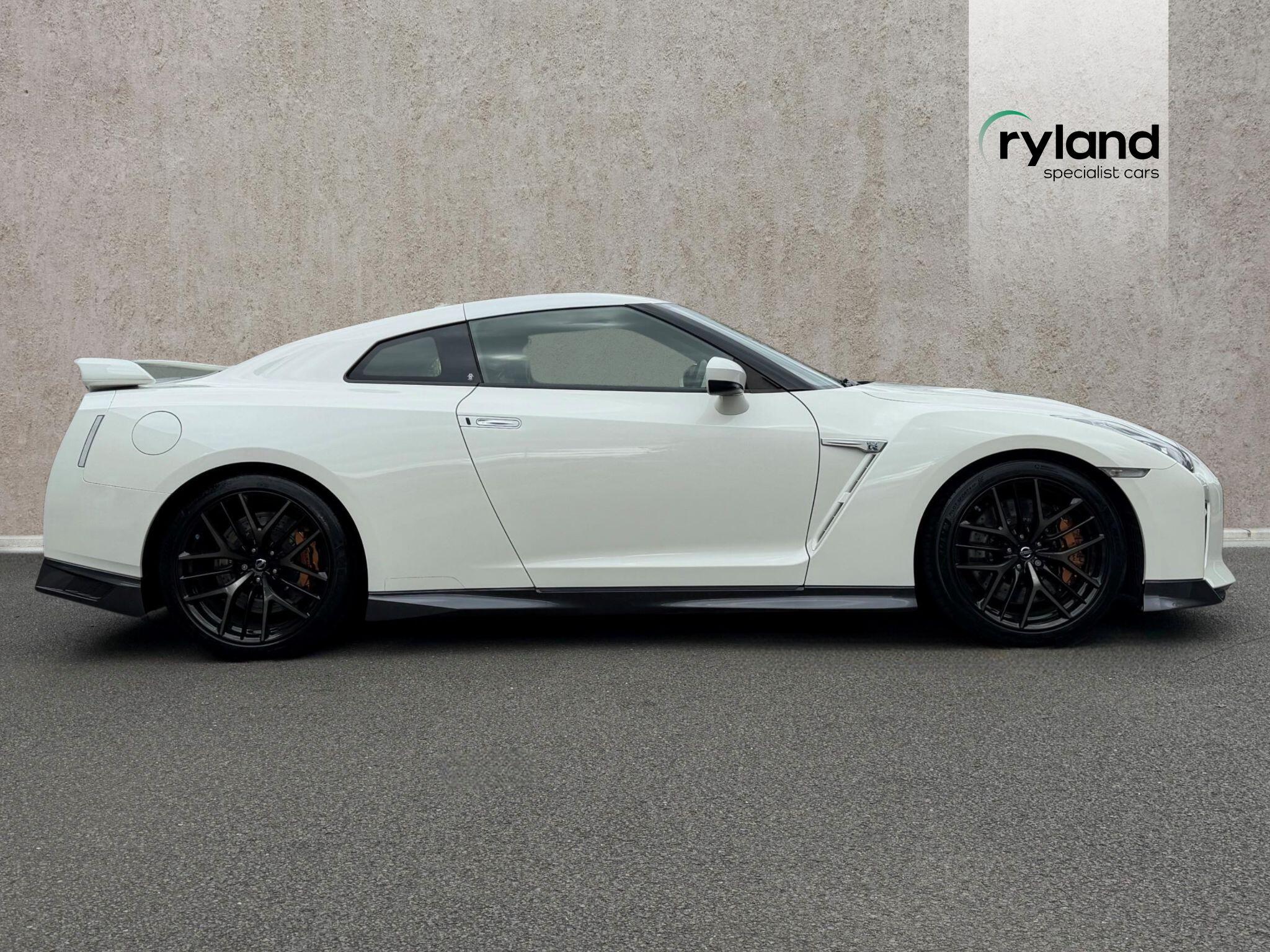 Nissan GT-R view 8