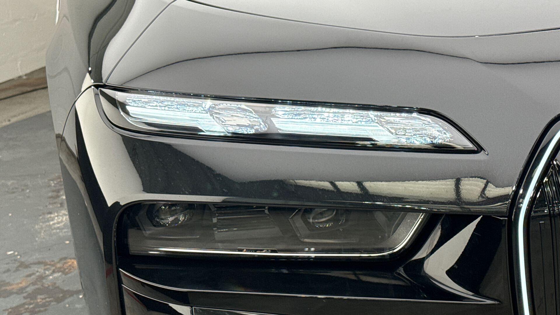 BMW 7 Series view 24