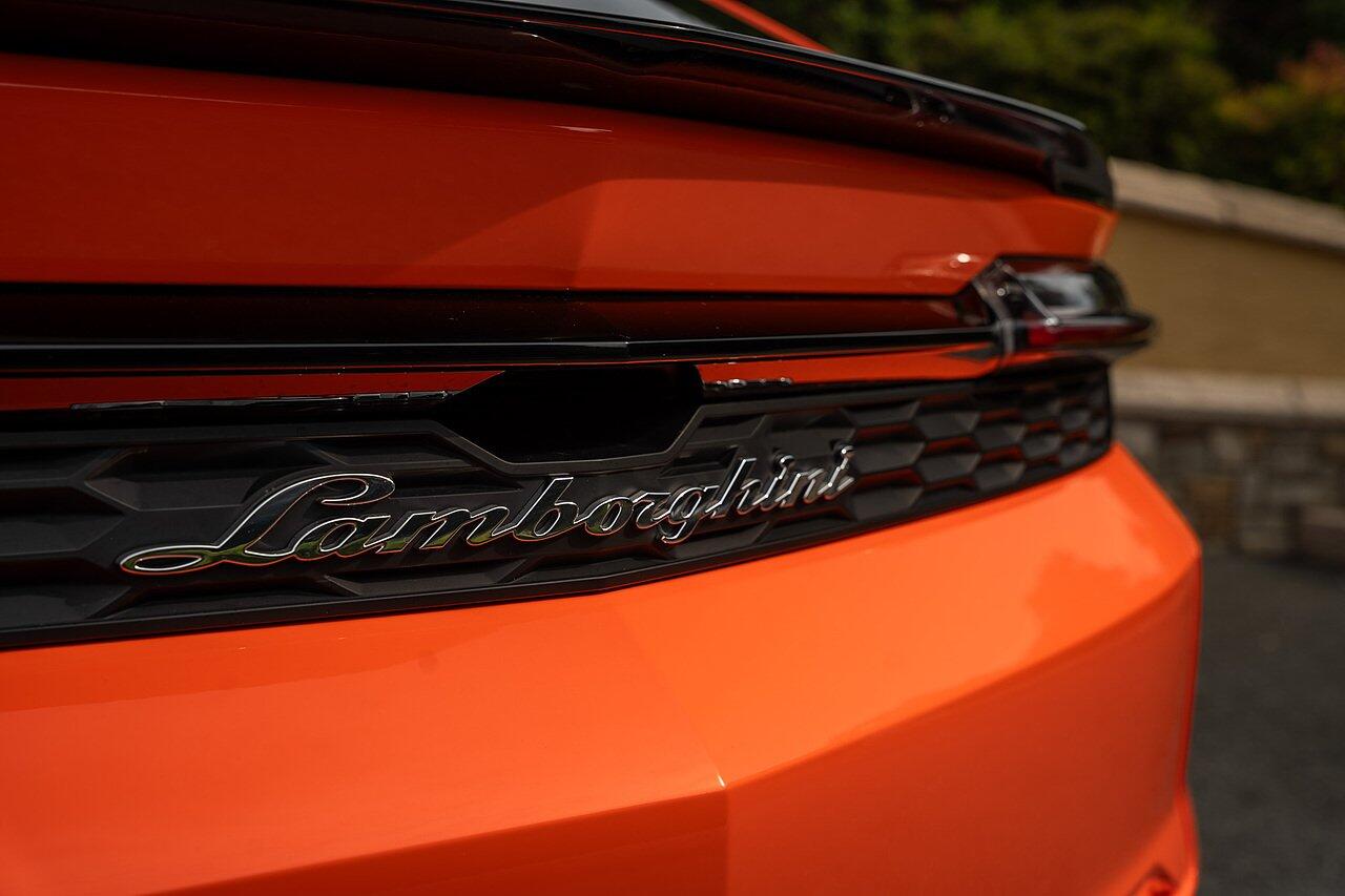 Lamborghini Urus view 9