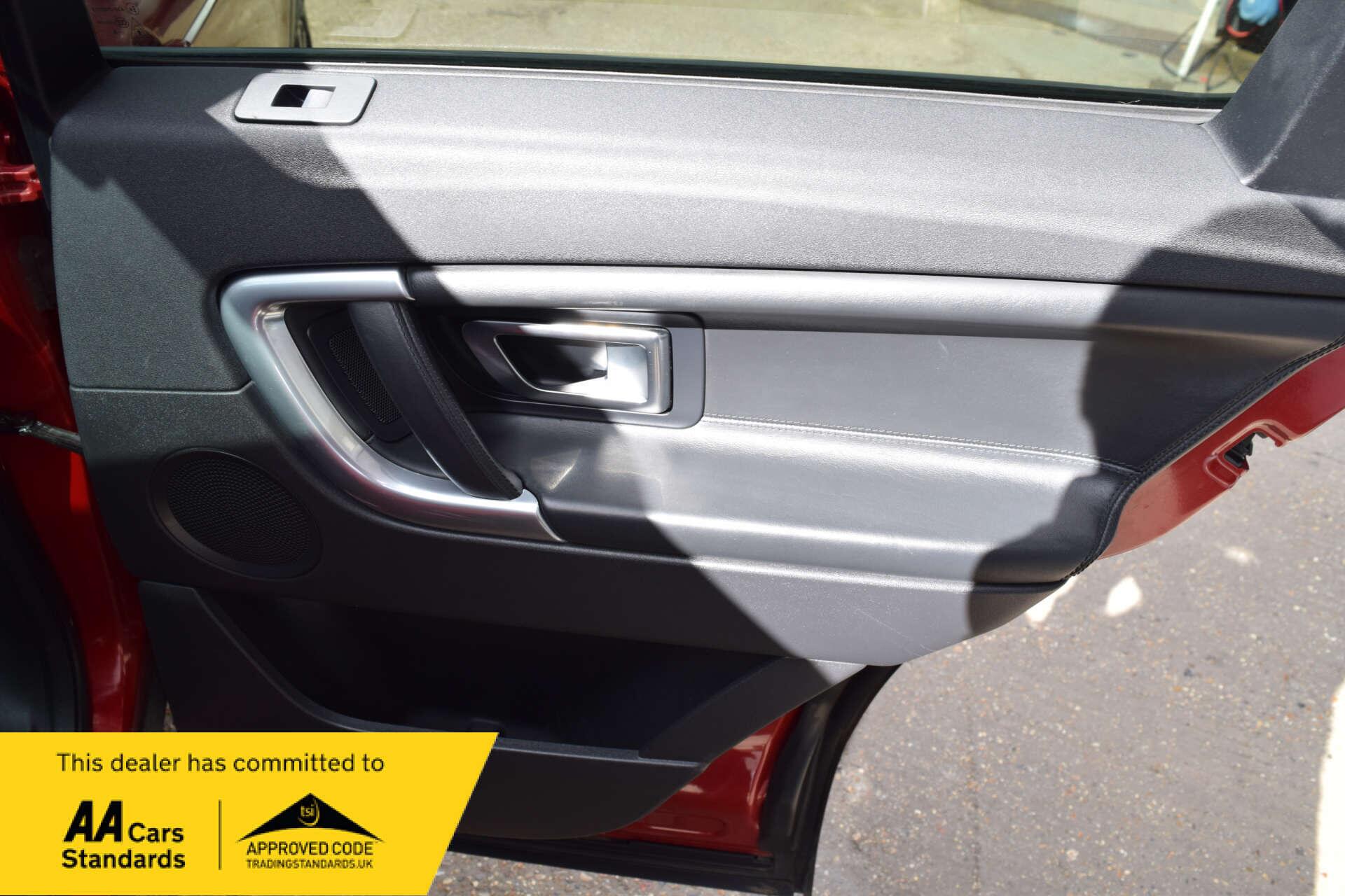 Land Rover Discovery Sport view 32