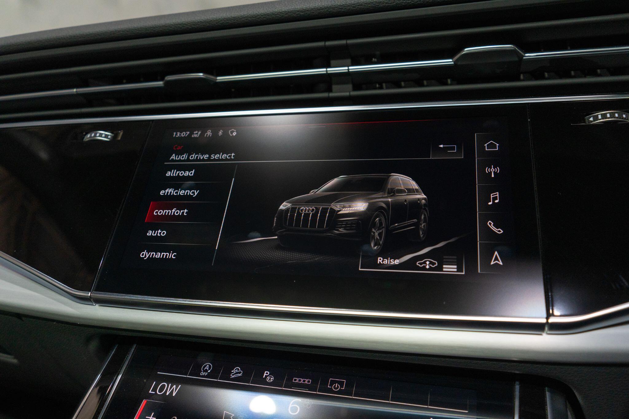 Audi SQ7 view 24