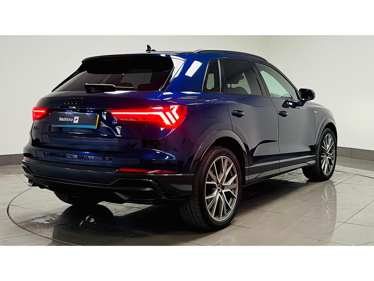 Audi Q3 view 8