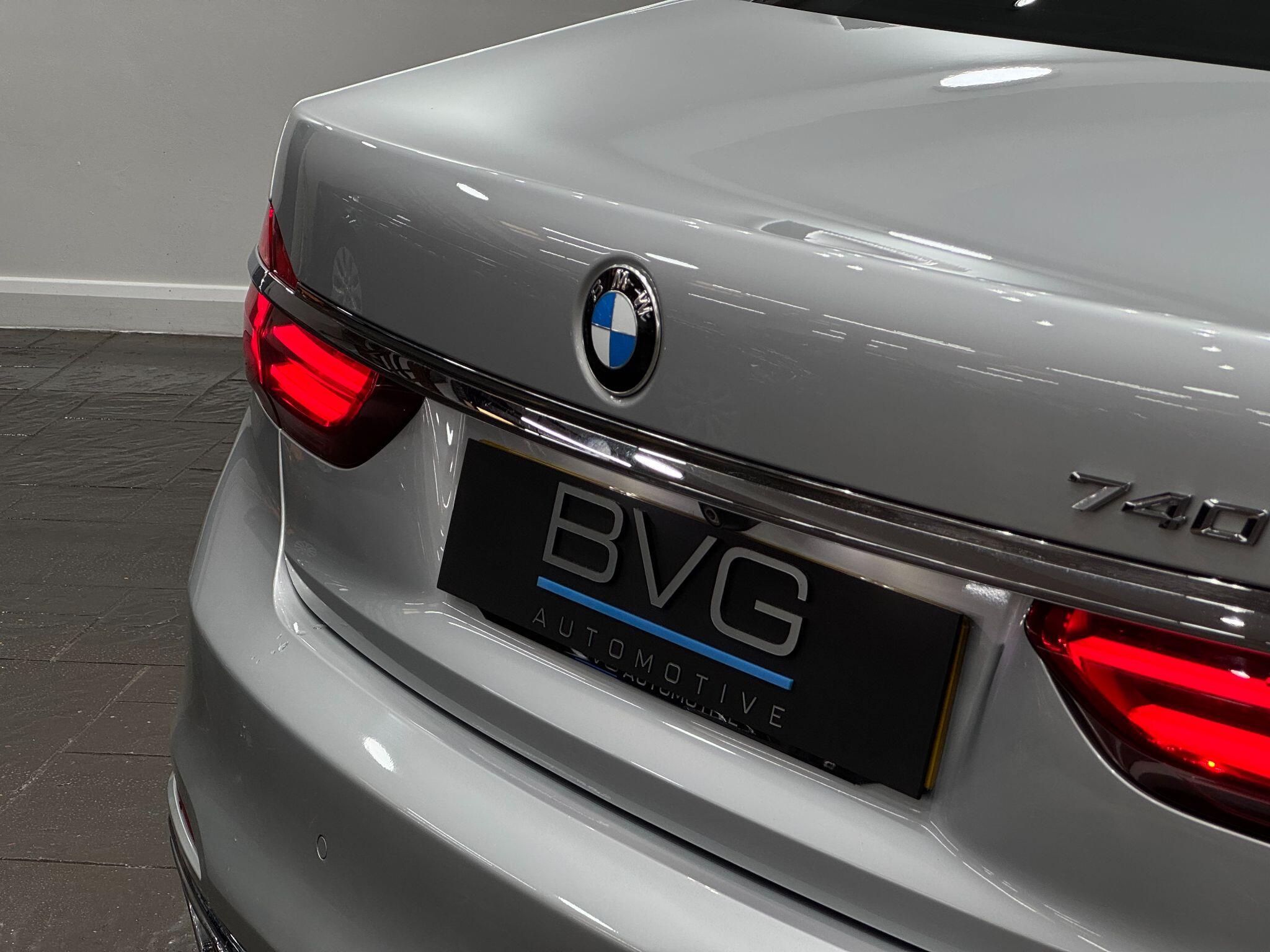 BMW 7 Series view 21