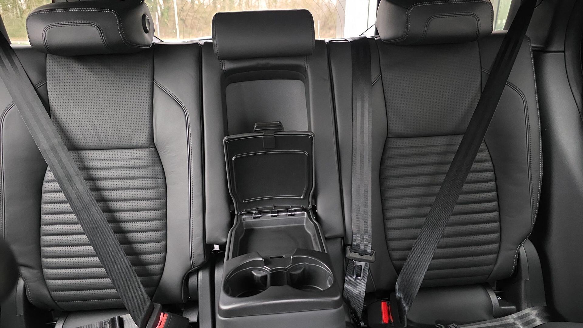 Land Rover Discovery Sport view 34
