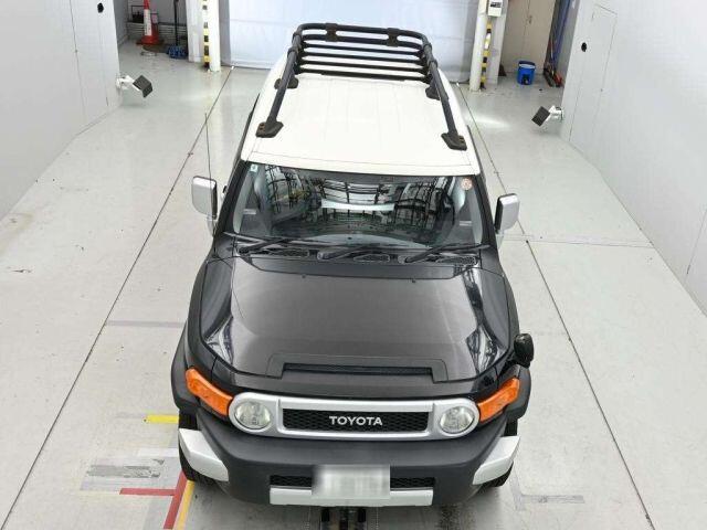 Toyota FJ Cruiser view 4