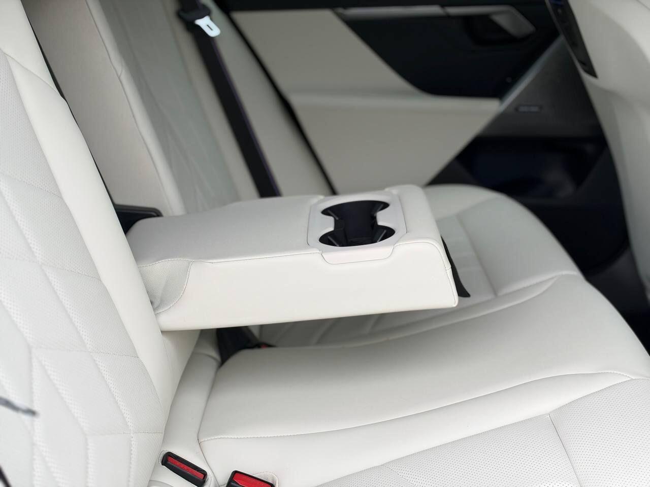 BMW i5 view 19