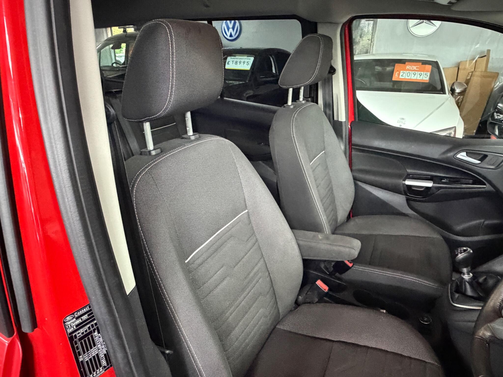 Ford Grand Tourneo Connect view 23