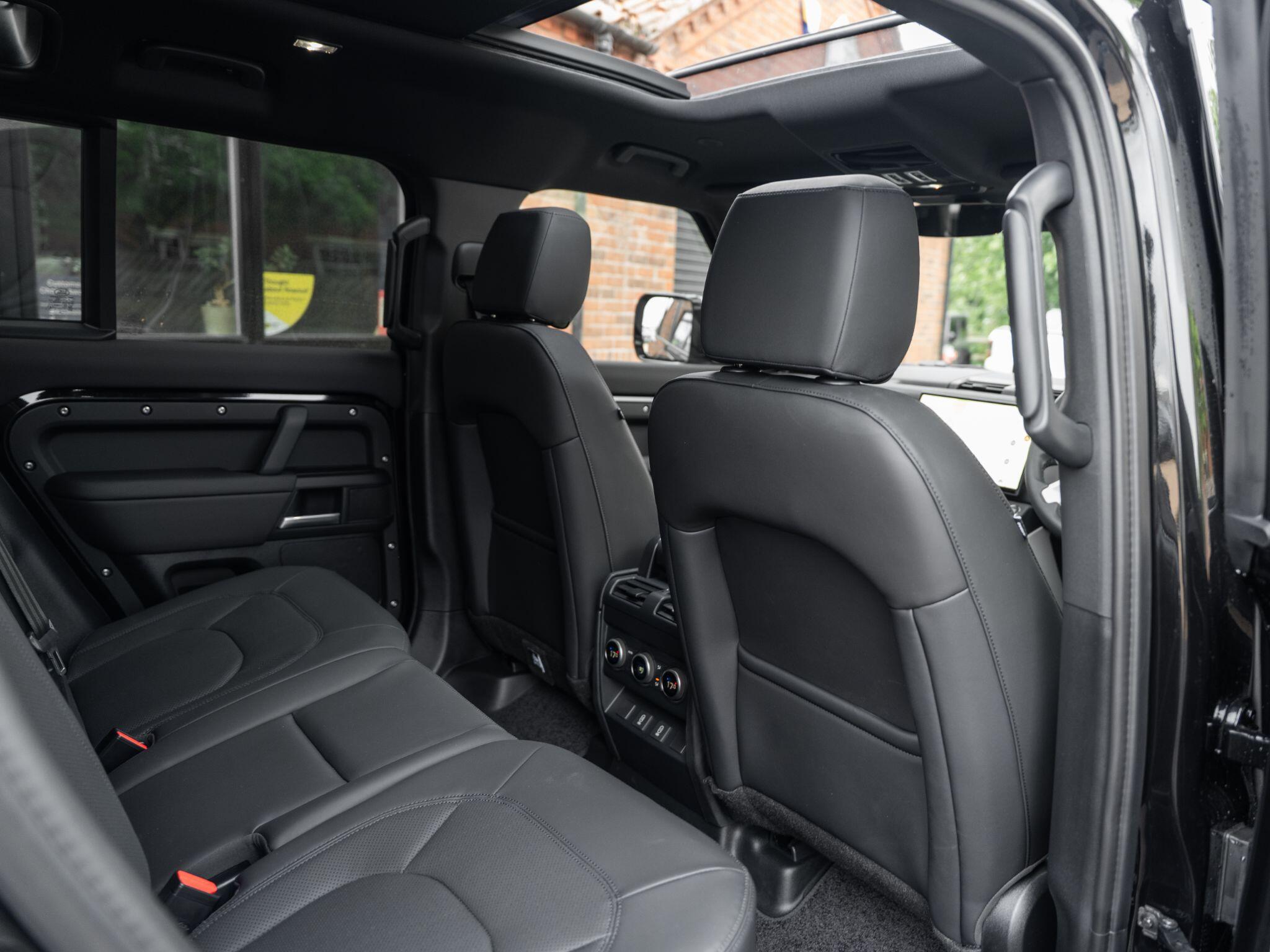 Land Rover Defender 110 view 50
