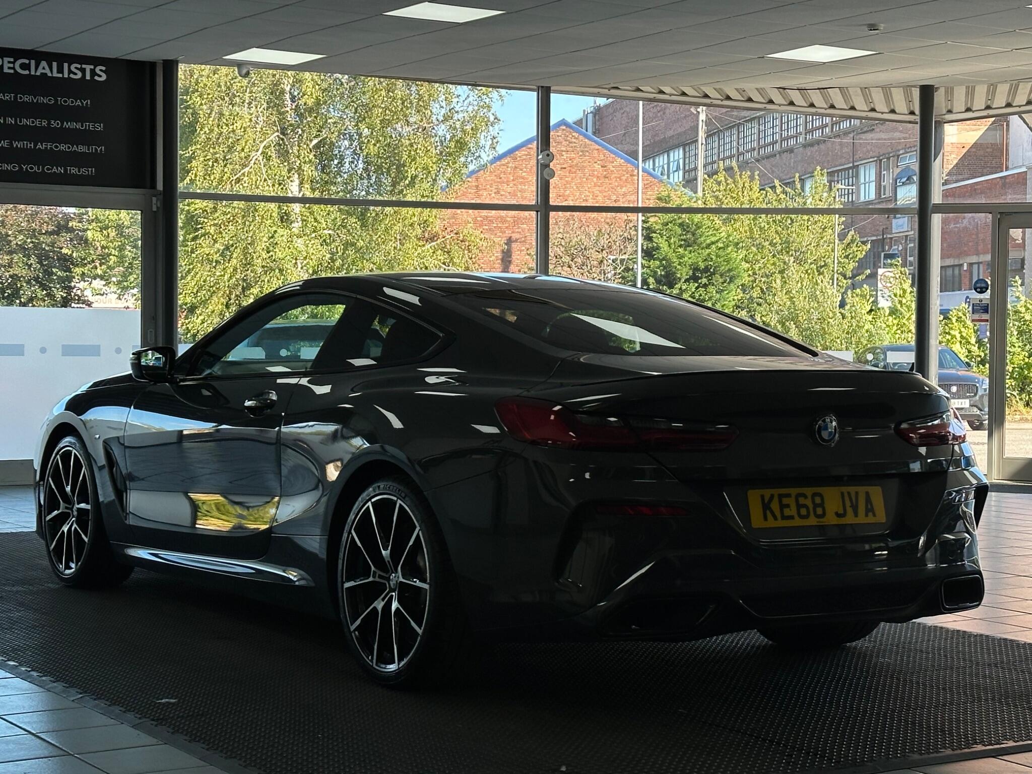 BMW 8 Series view 10