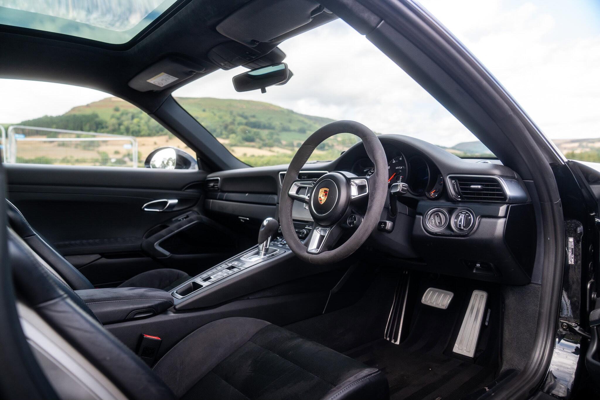 Porsche 911 view 28