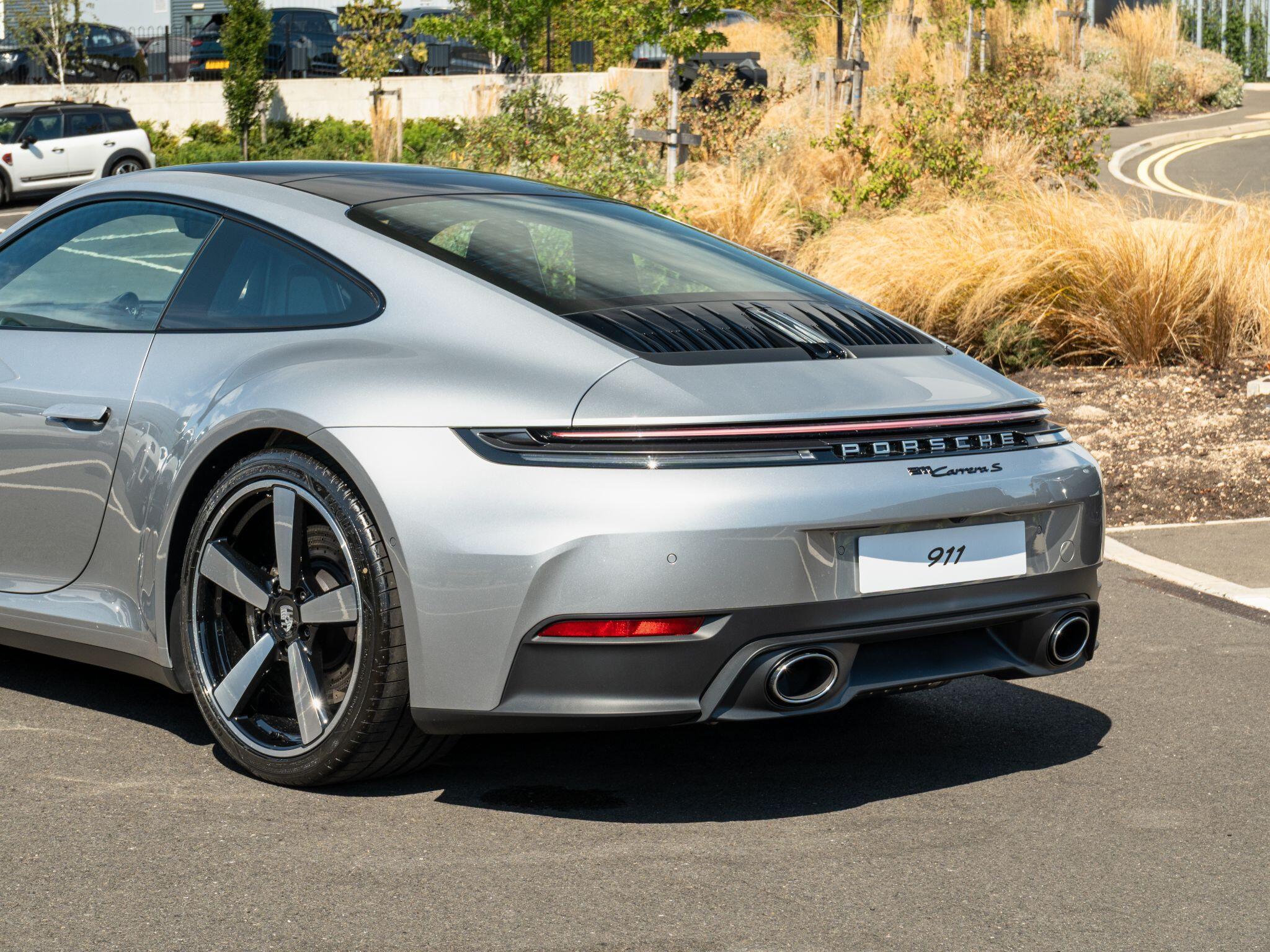 Porsche 911 view 11