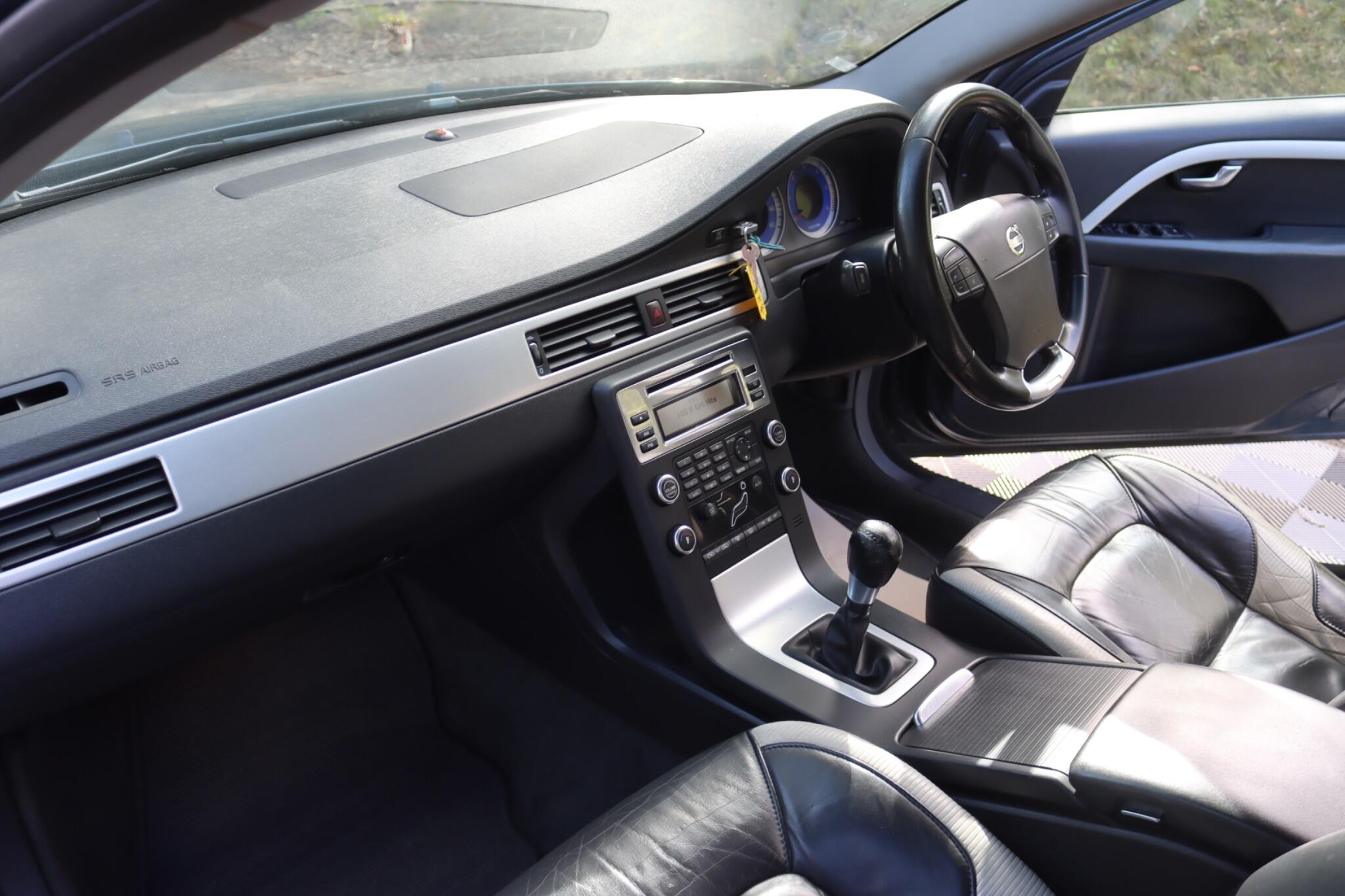 Volvo V70 view 3
