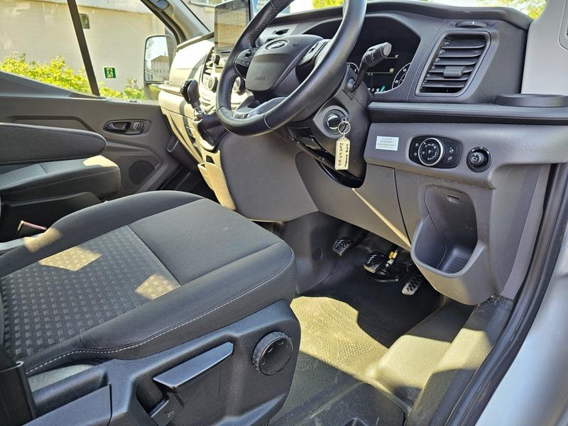 2019 Ford Transit 2.0 460 EcoBlue Trend Minibus Diesel Manual RWD L4 High Roof Euro 6 (s/s) (17 Seat, DRW) (170 ps) • 6,533 miles image 23