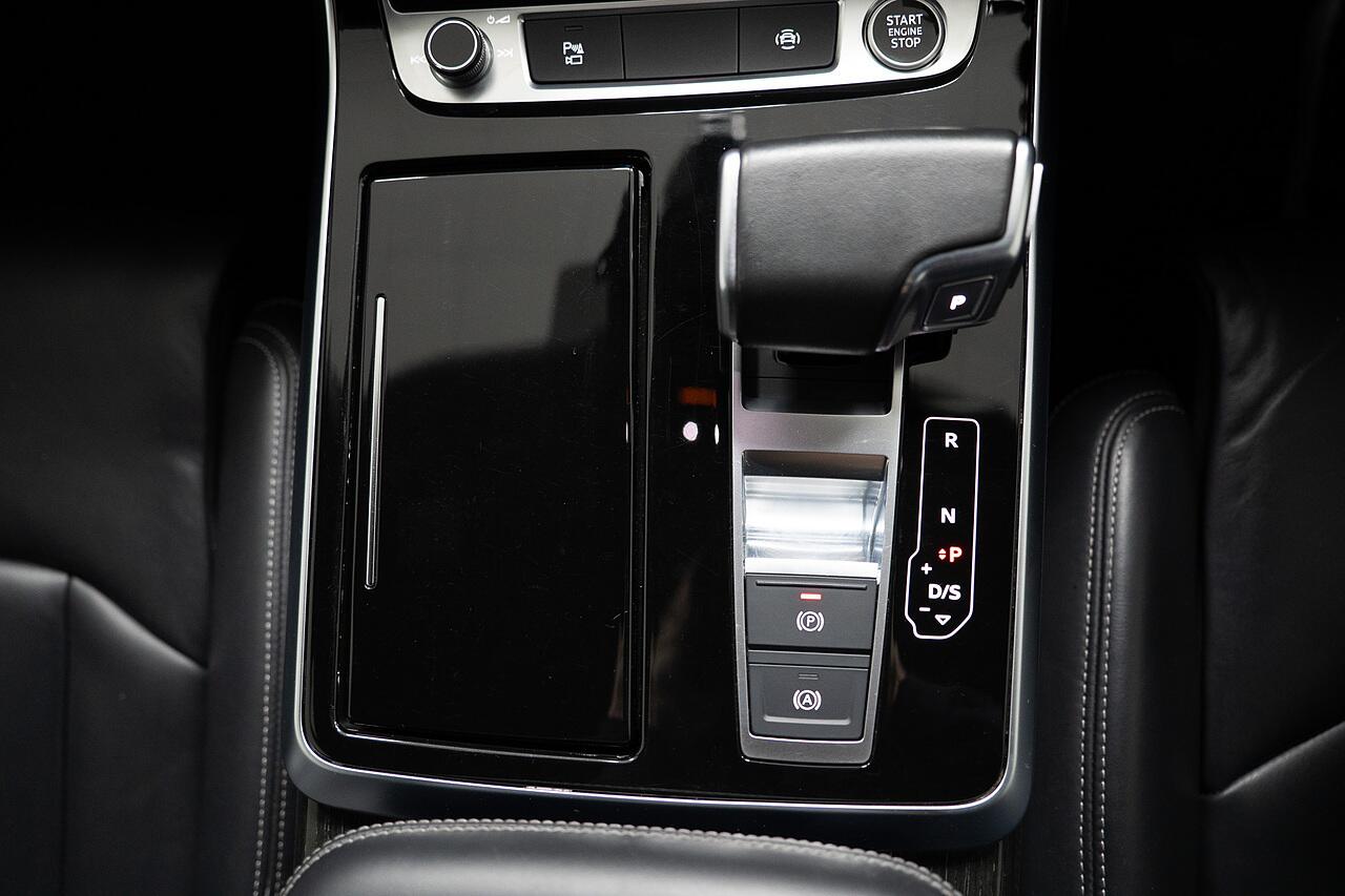 Audi Q7 view 13