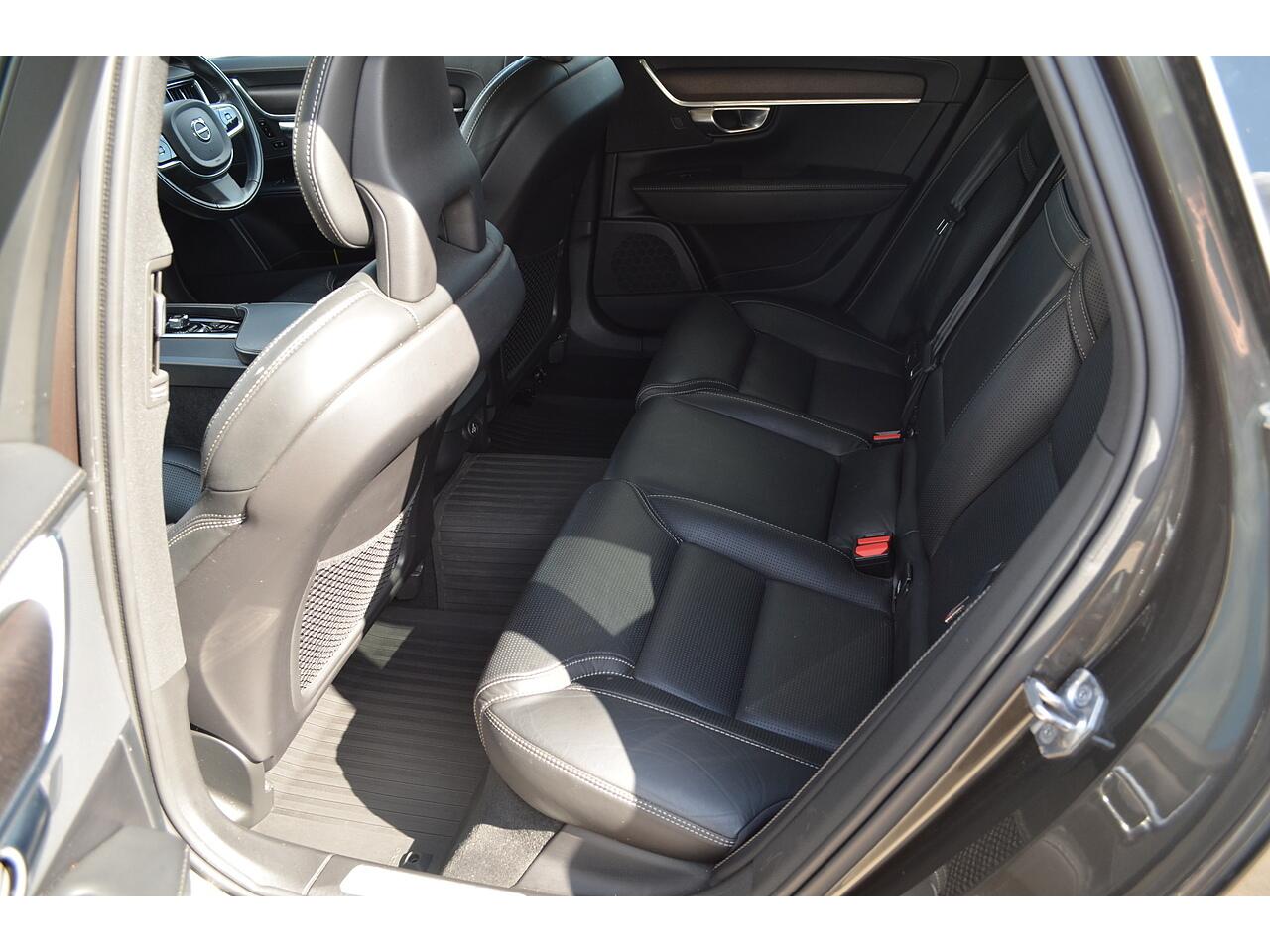 Volvo V90 Cross Country view 22